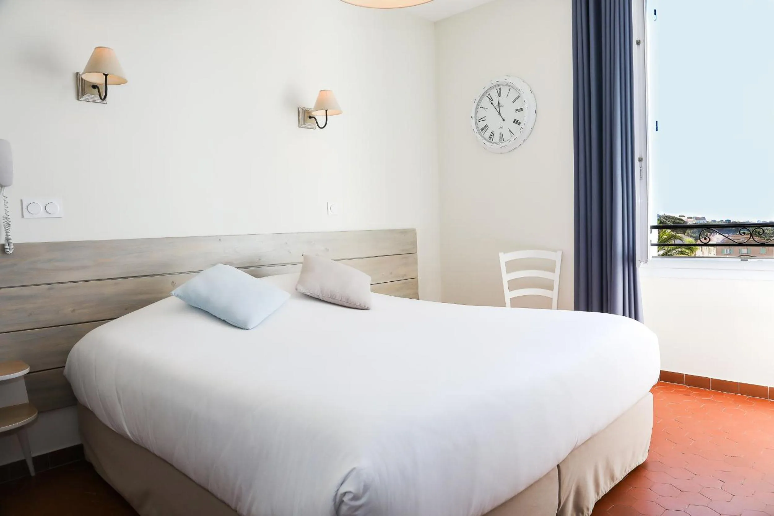 Photo of the whole room, Bed in Hotel La Bienvenue