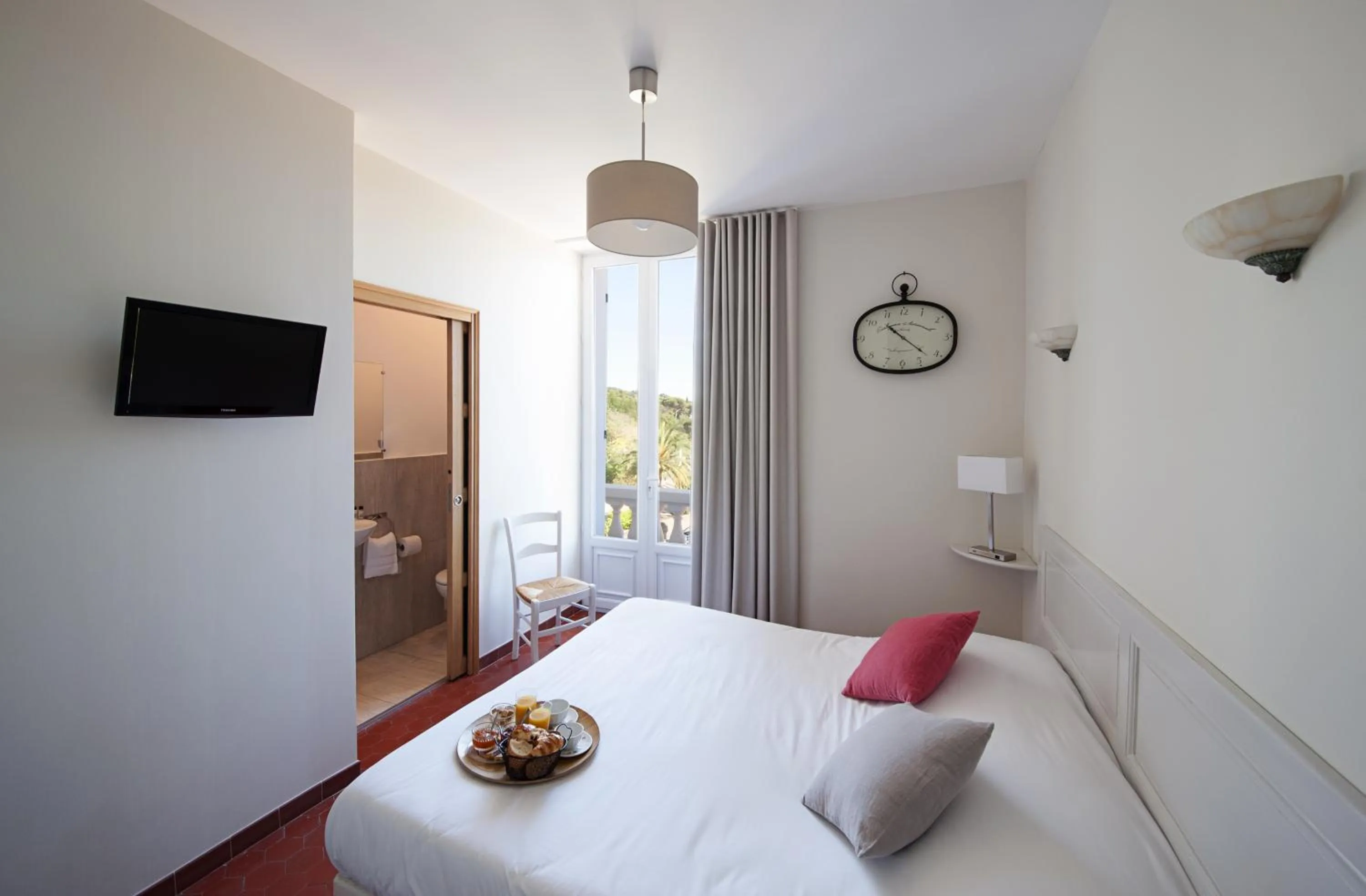 Photo of the whole room, Bed in Hotel La Bienvenue