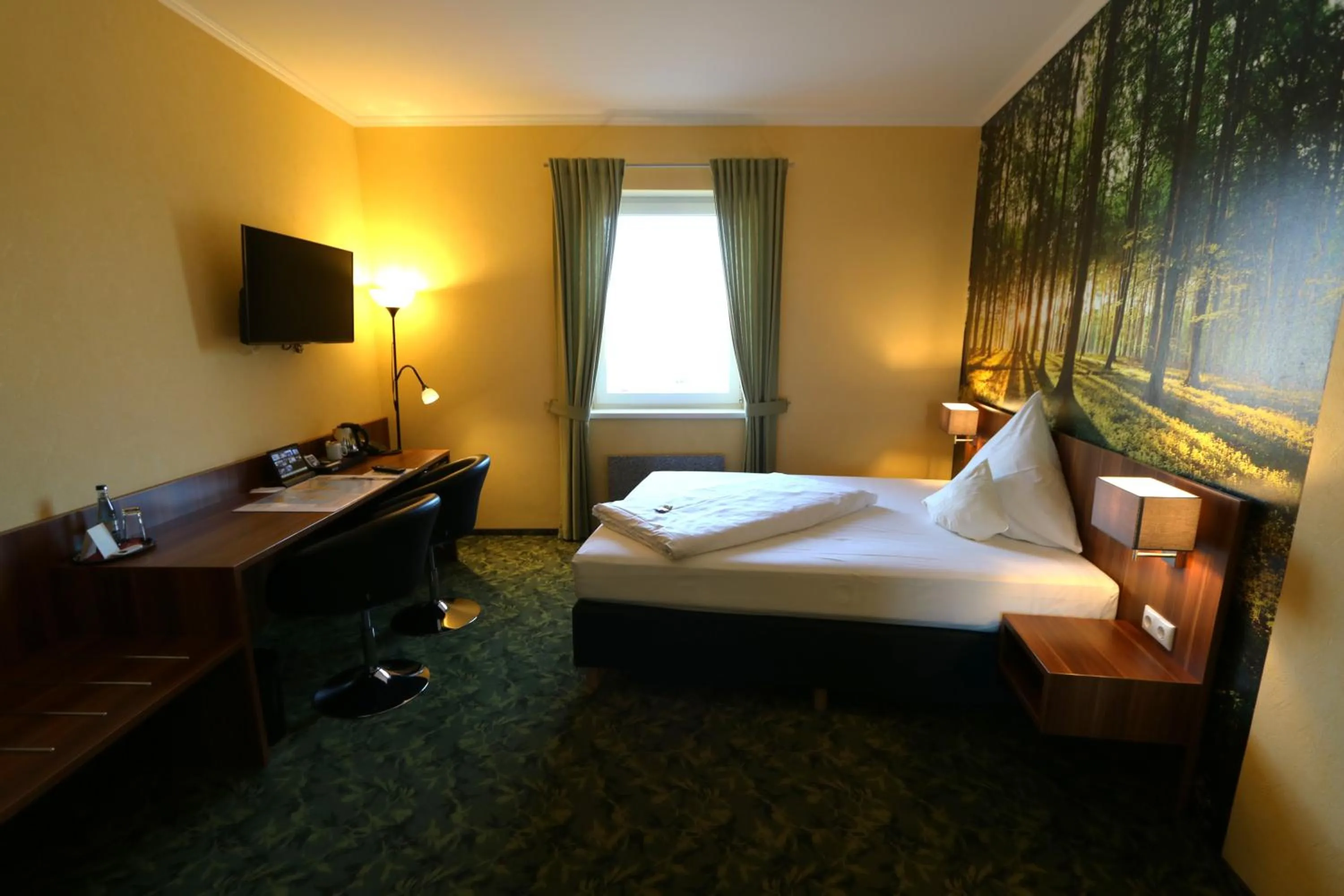 Photo of the whole room, Bed in Hotel Deutscher Hof