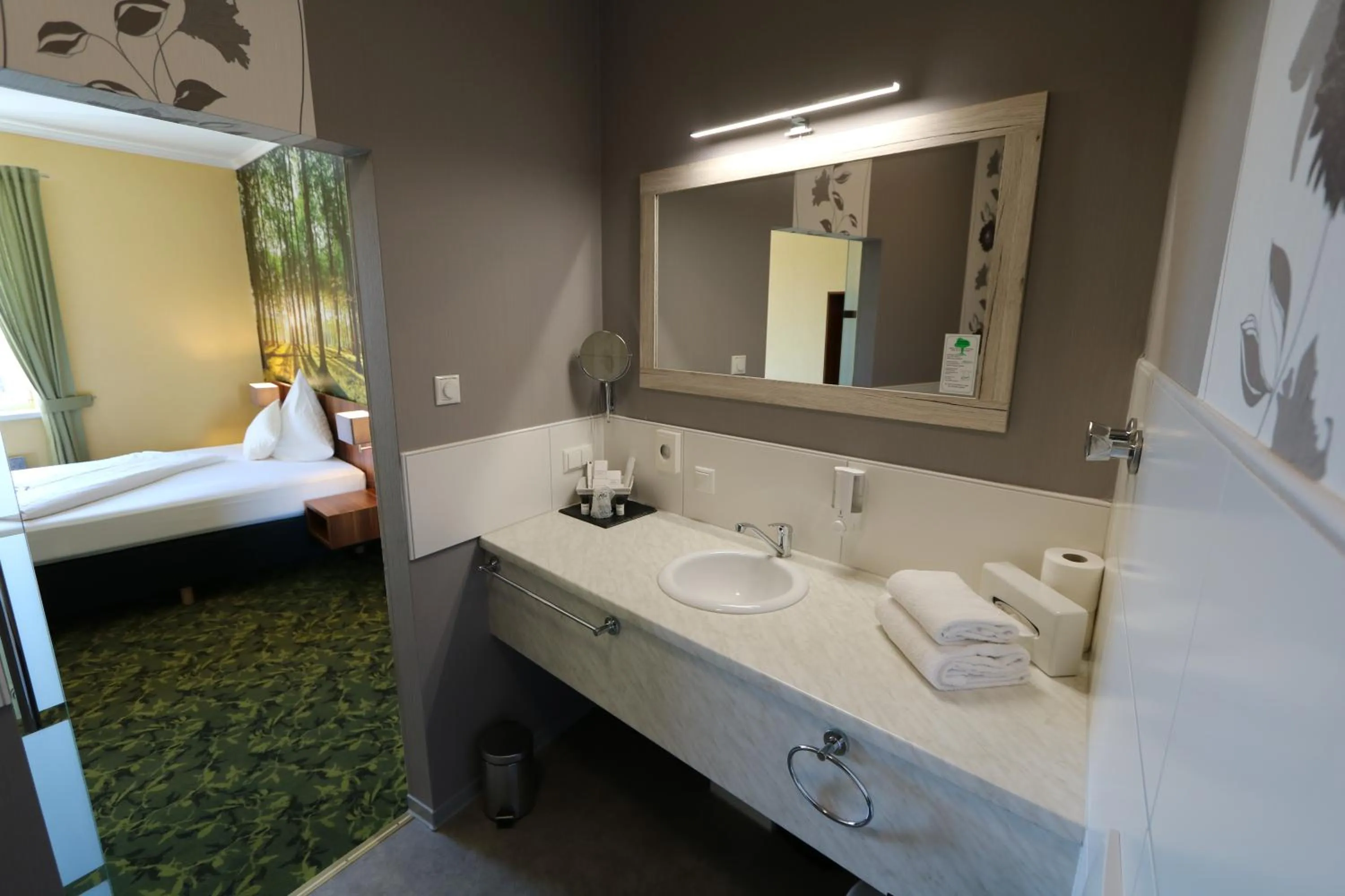 Bathroom, Bed in Hotel Deutscher Hof