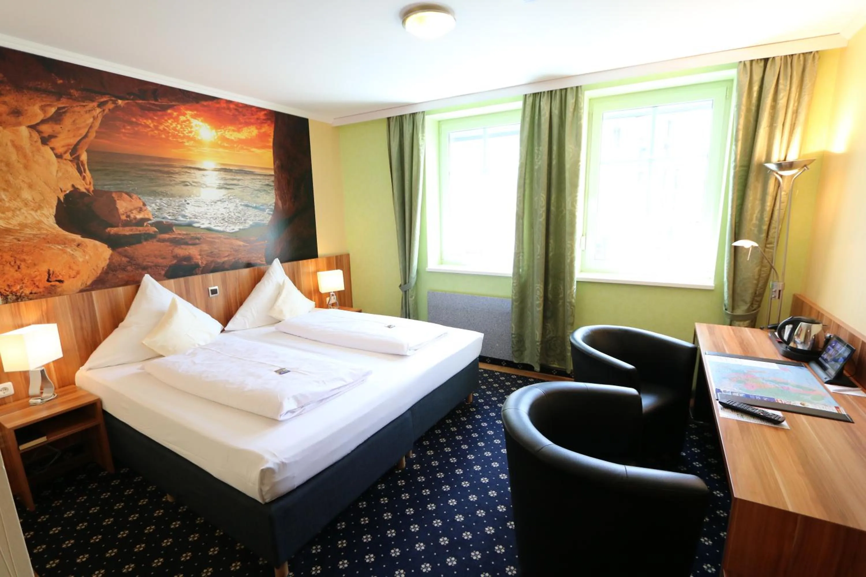 Photo of the whole room, Bed in Hotel Deutscher Hof