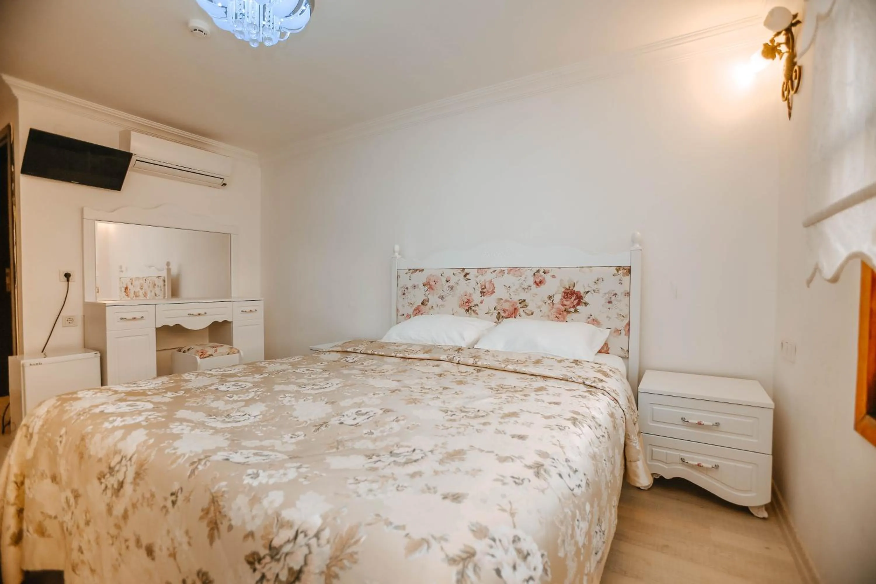 Photo of the whole room in Patio Hotel