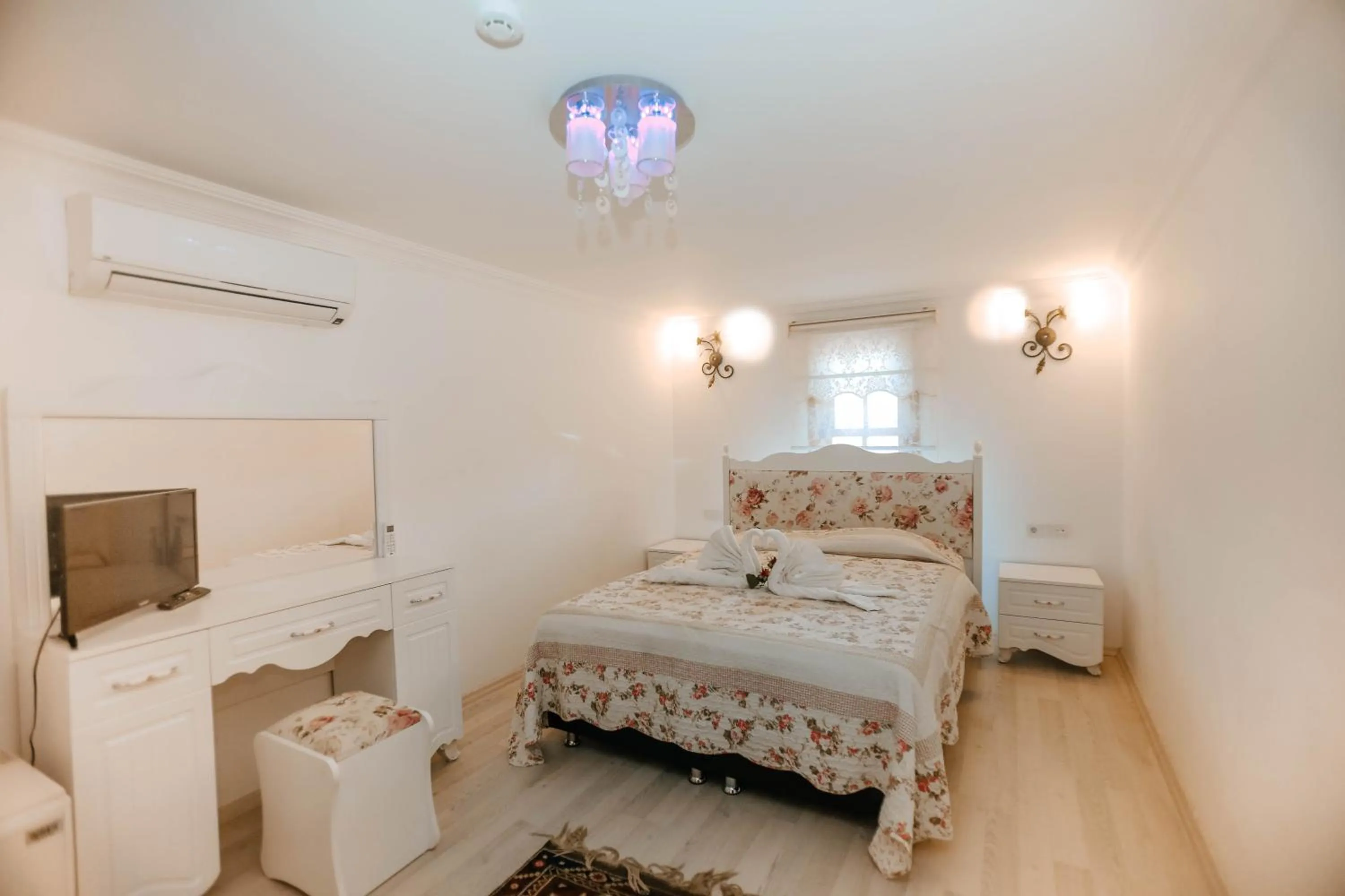 Photo of the whole room in Patio Hotel