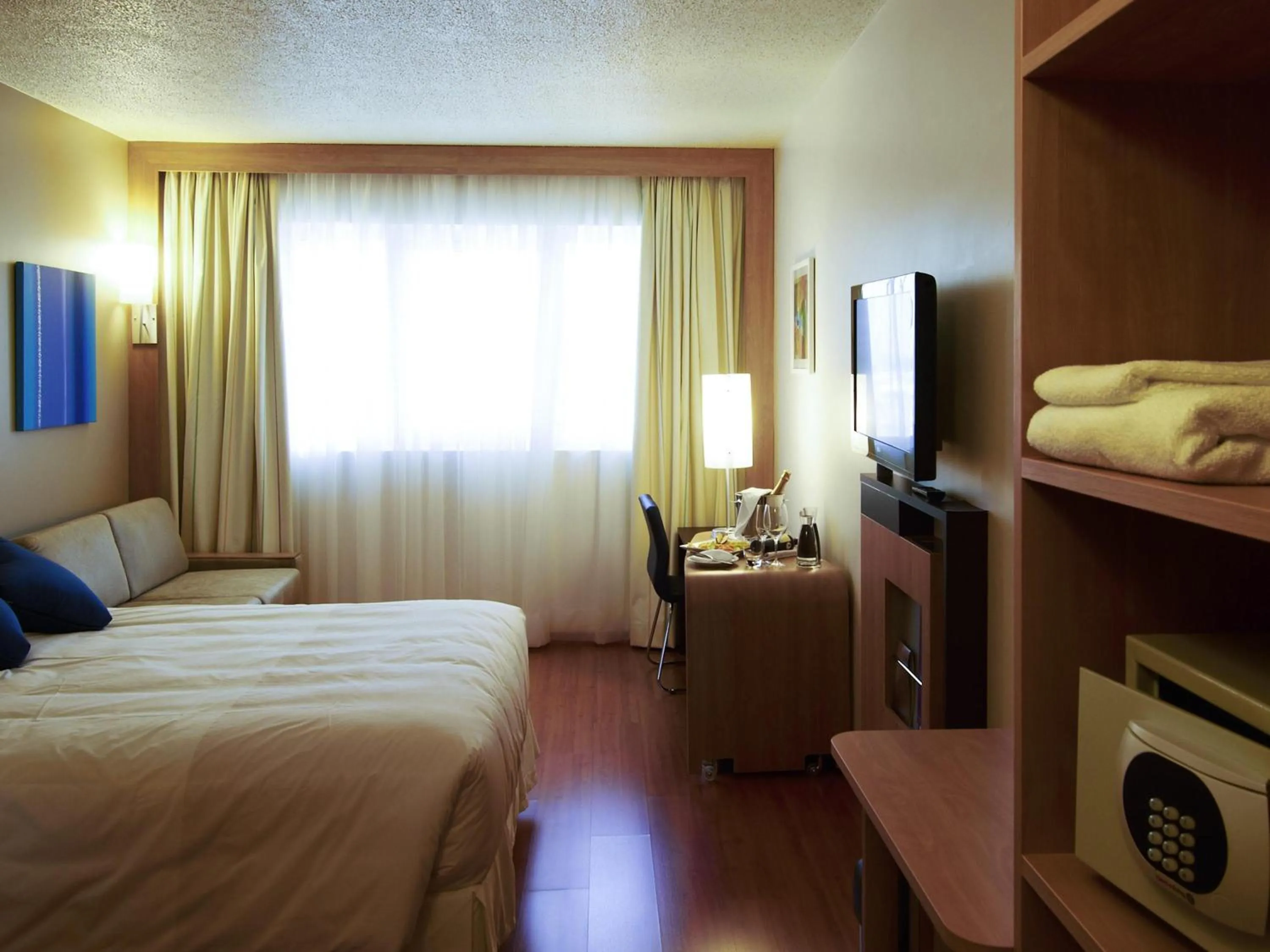 Bedroom, Bed in Novotel Porto Alegre Airport