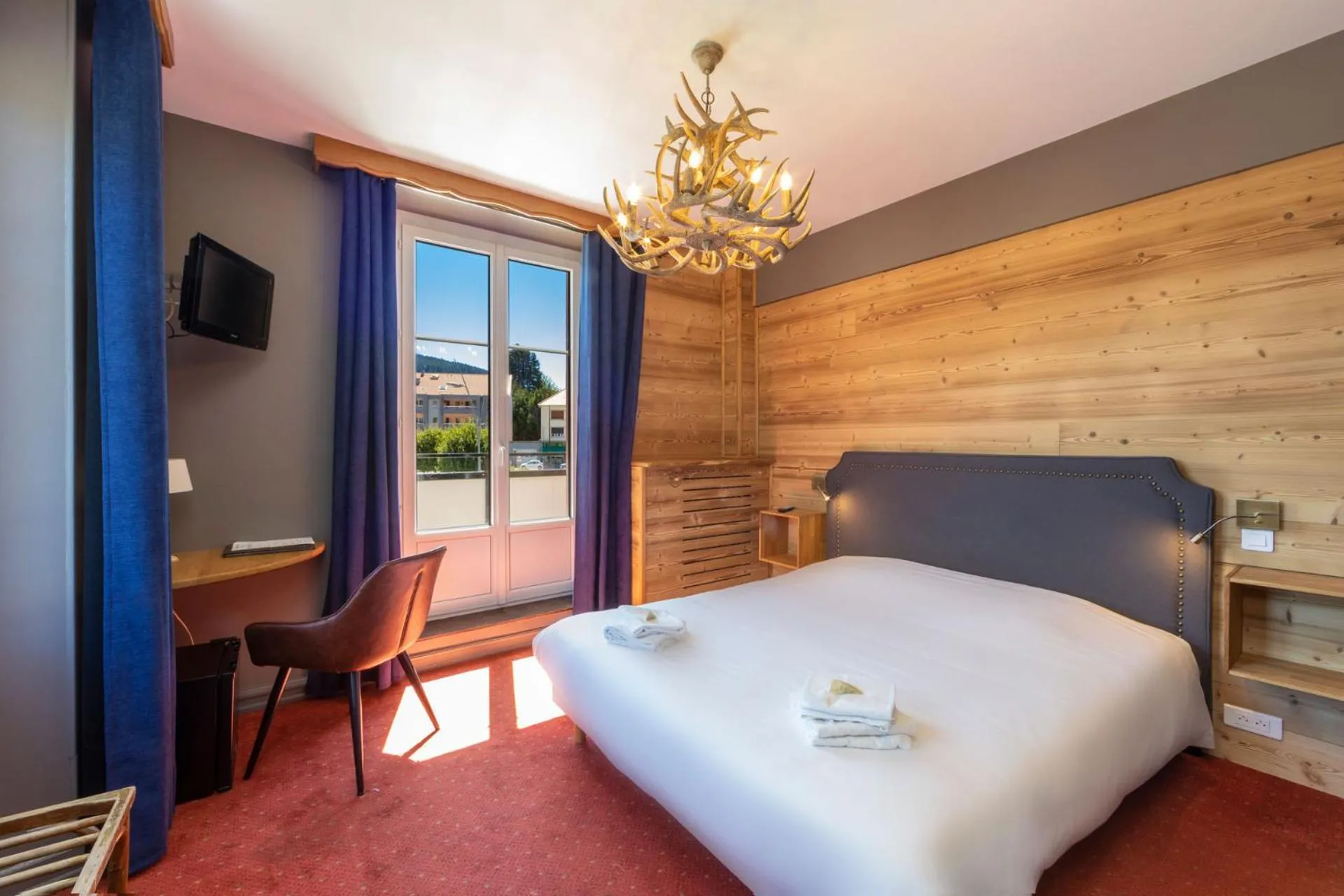 Photo of the whole room, Bed in Hôtel Restaurant l'Aubergade