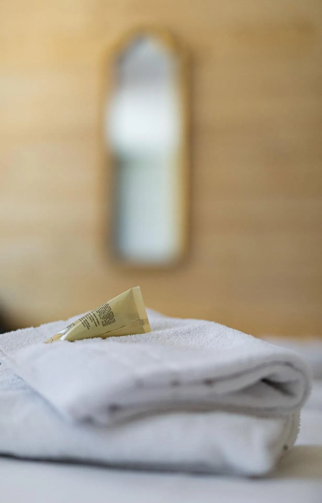 towels, Bed in Hôtel Restaurant l'Aubergade