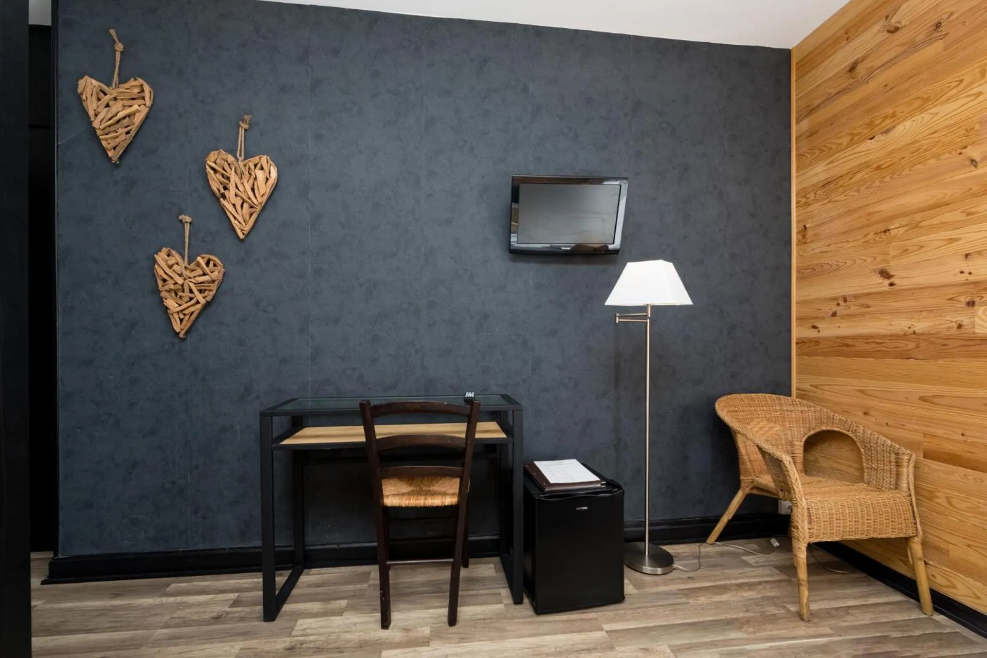 Communal lounge/ TV room in Hôtel Restaurant l'Aubergade