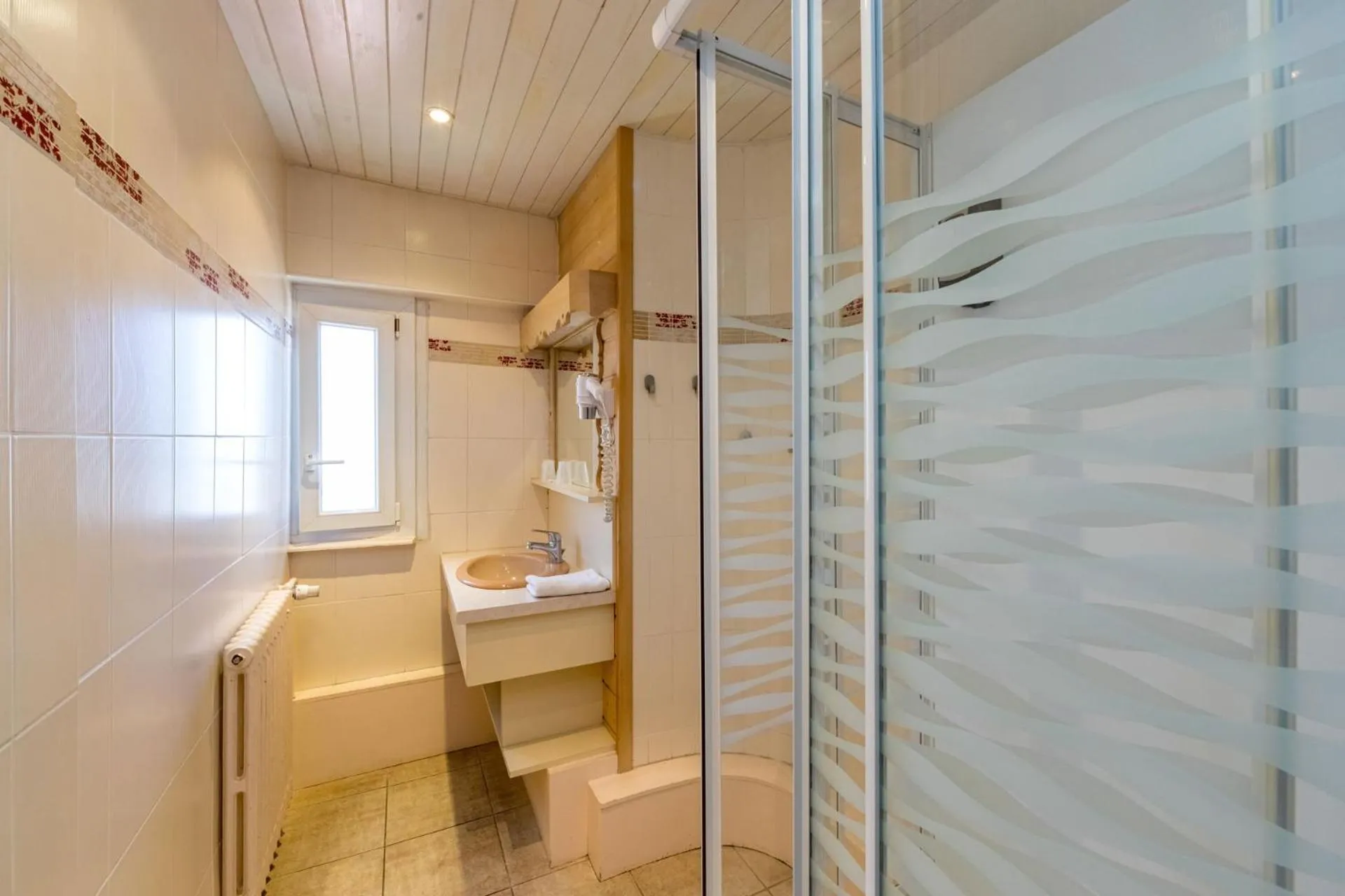 Shower in Hôtel Restaurant l'Aubergade