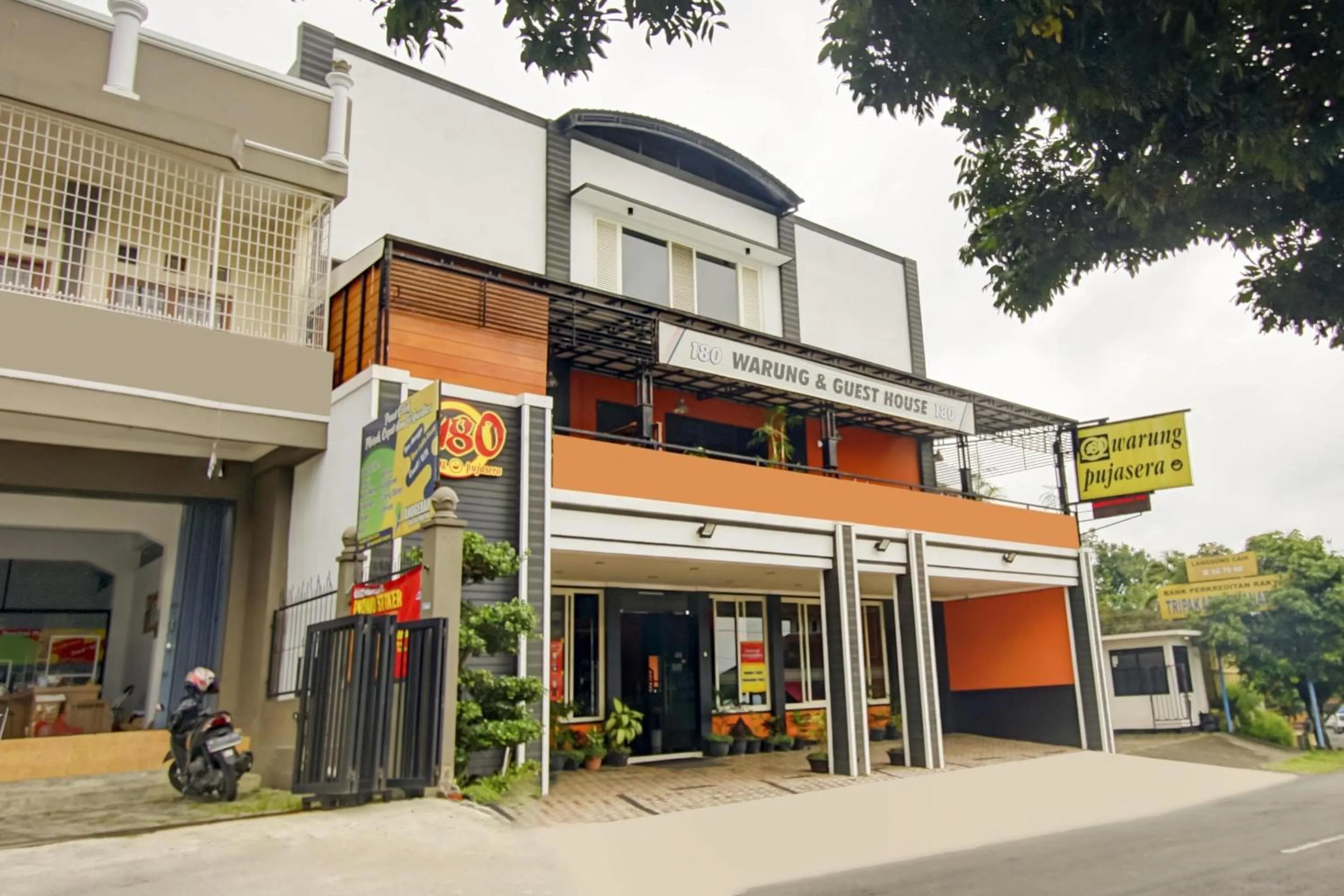 Facade/entrance in Capital O 90151 Guest House 180