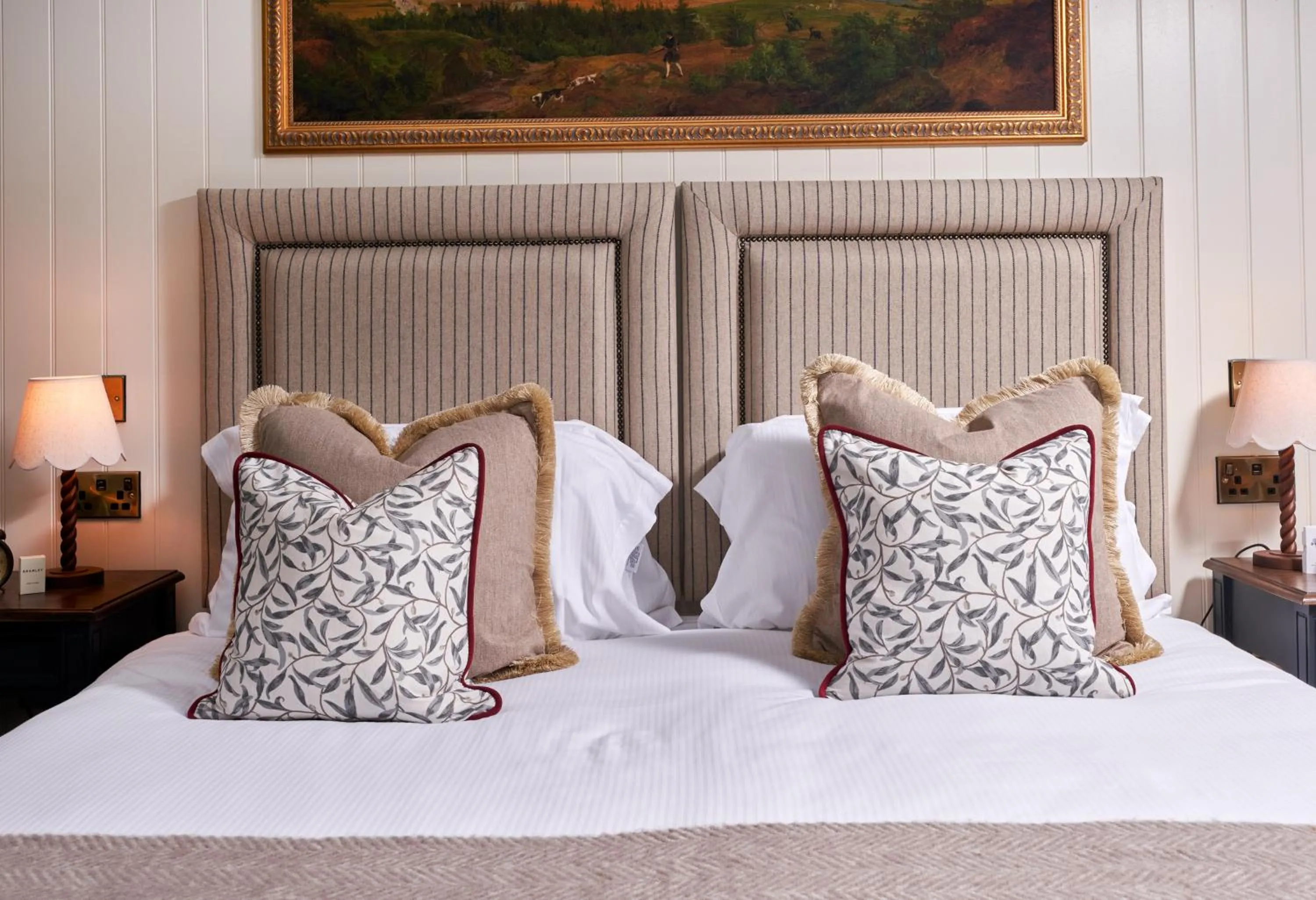 Photo of the whole room, Bed in King John Inn