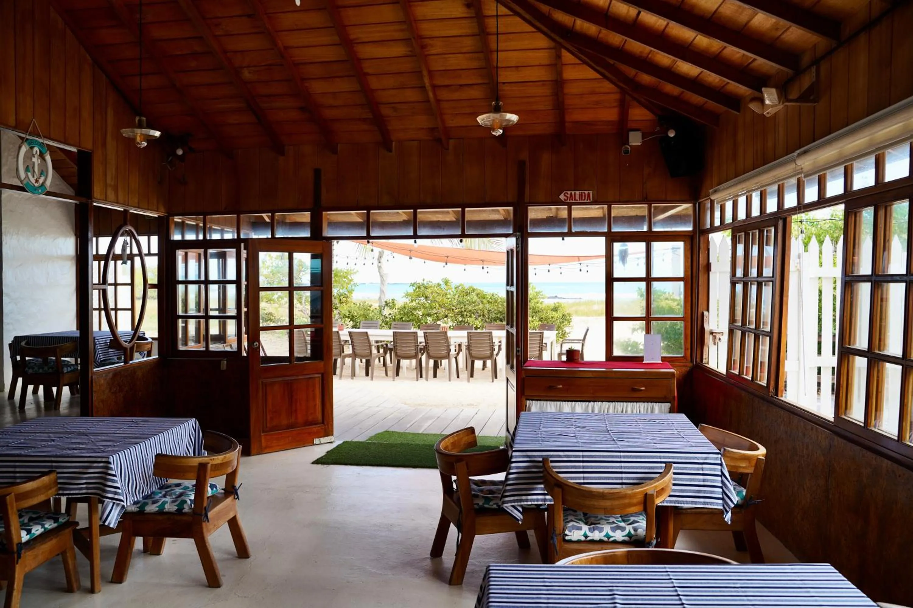 Restaurant/places to eat in Hotel Albemarle Galapagos Beachfront