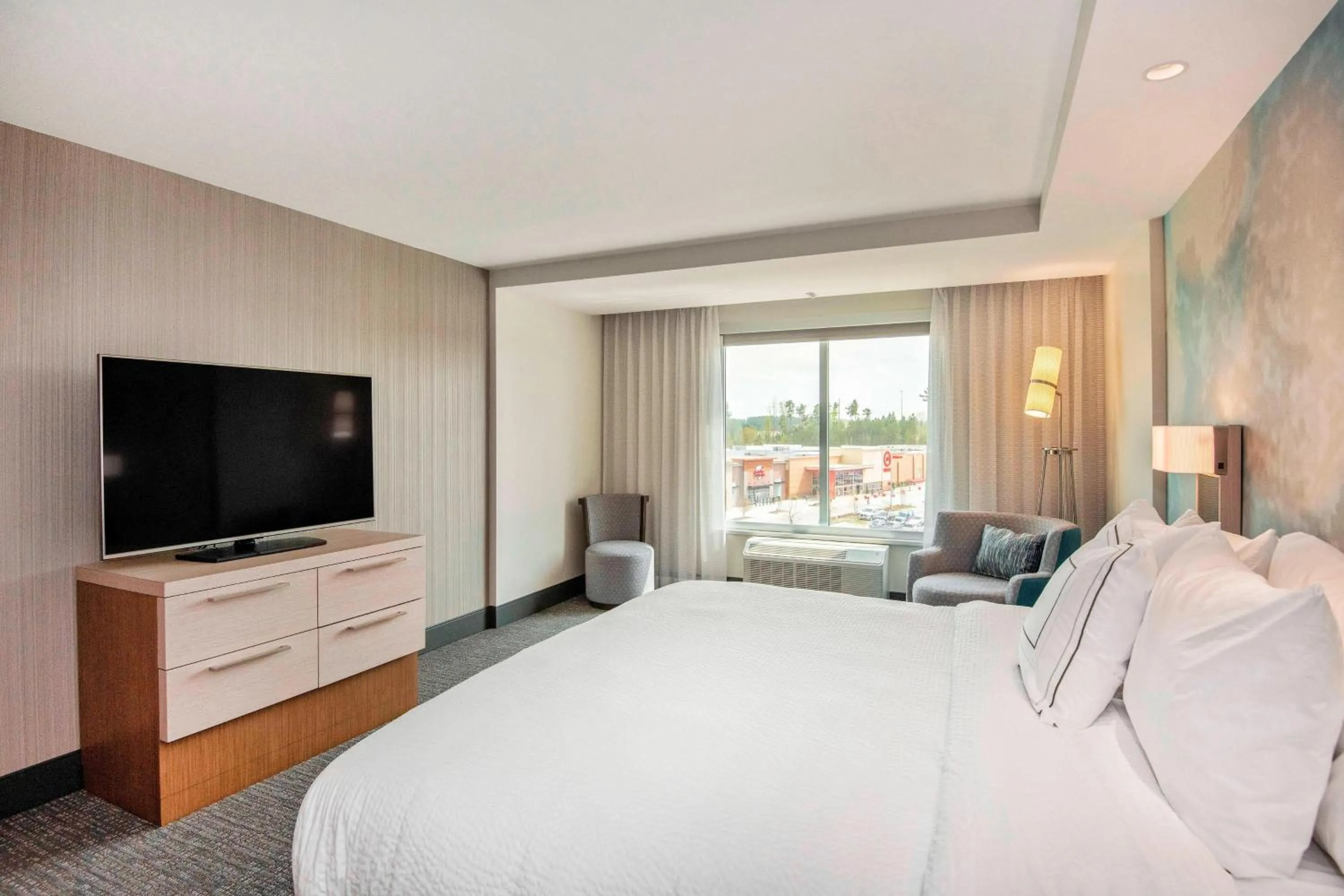 Photo of the whole room, Bed in Courtyard by Marriott Raleigh Cary/Parkside Town Commons