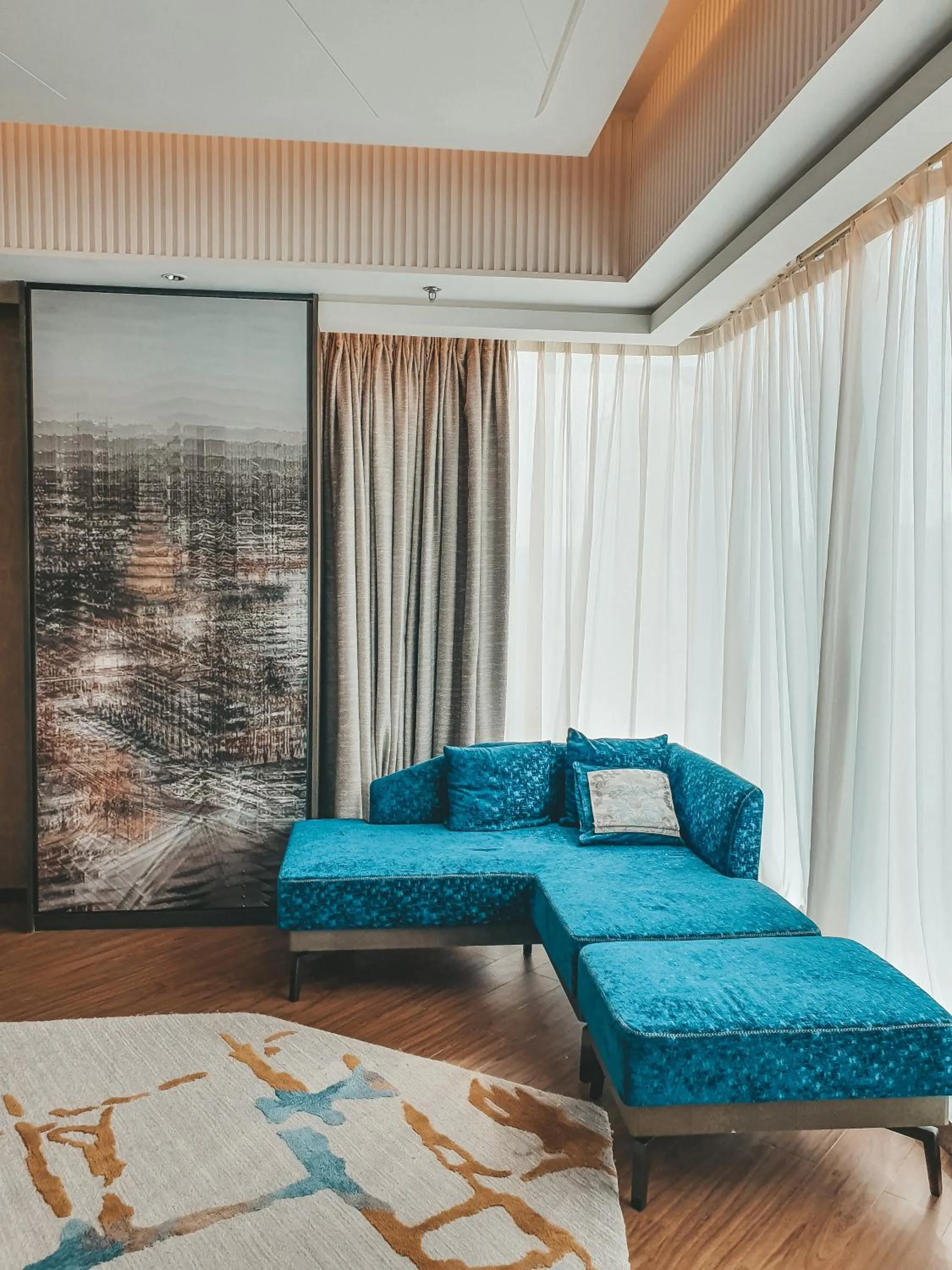 Seating area, Bed in Renaissance Xi'an Hotel