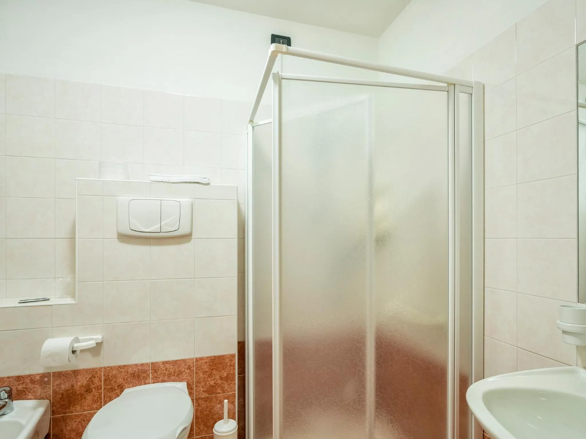Shower in Albergo Panorama