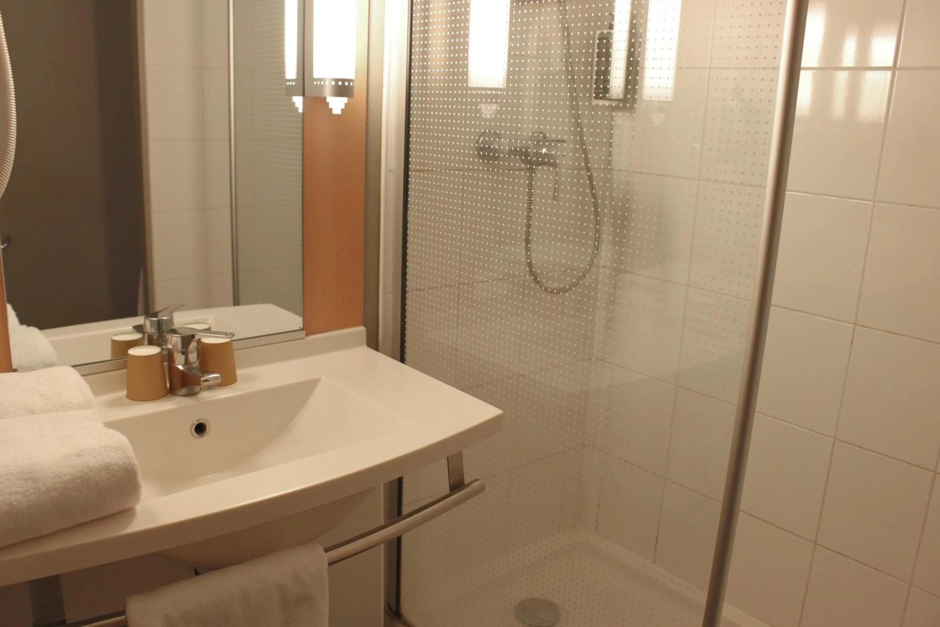 Bathroom in ibis Dijon Sud