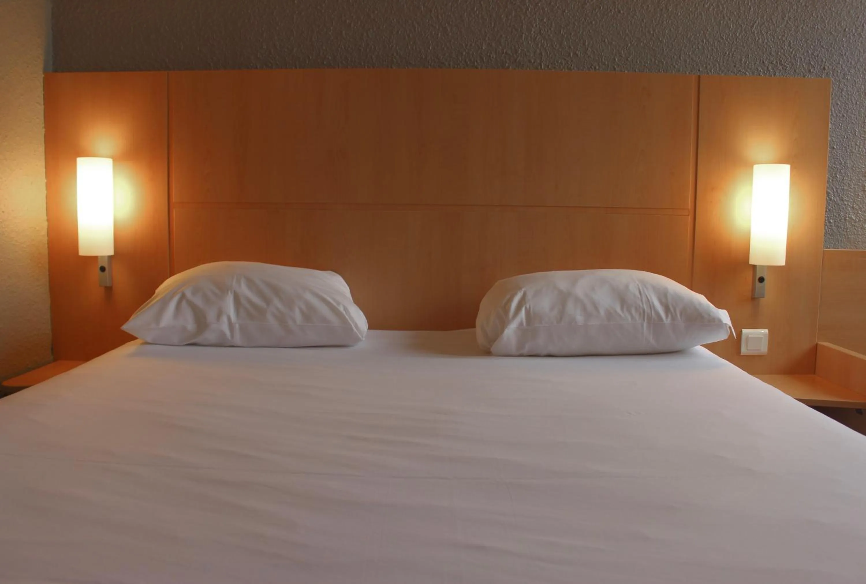 Bed in ibis Dijon Sud