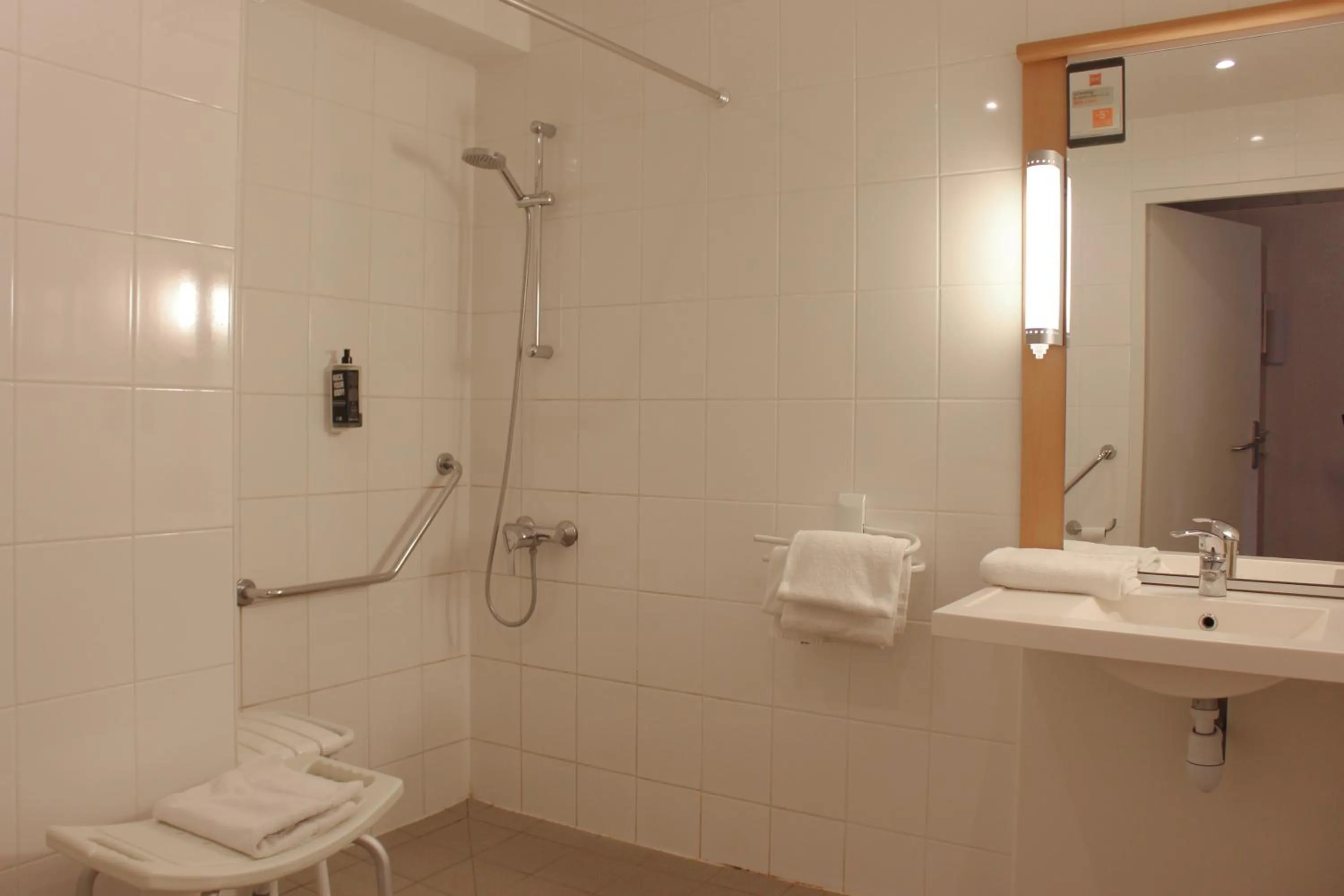 Shower in ibis Dijon Sud