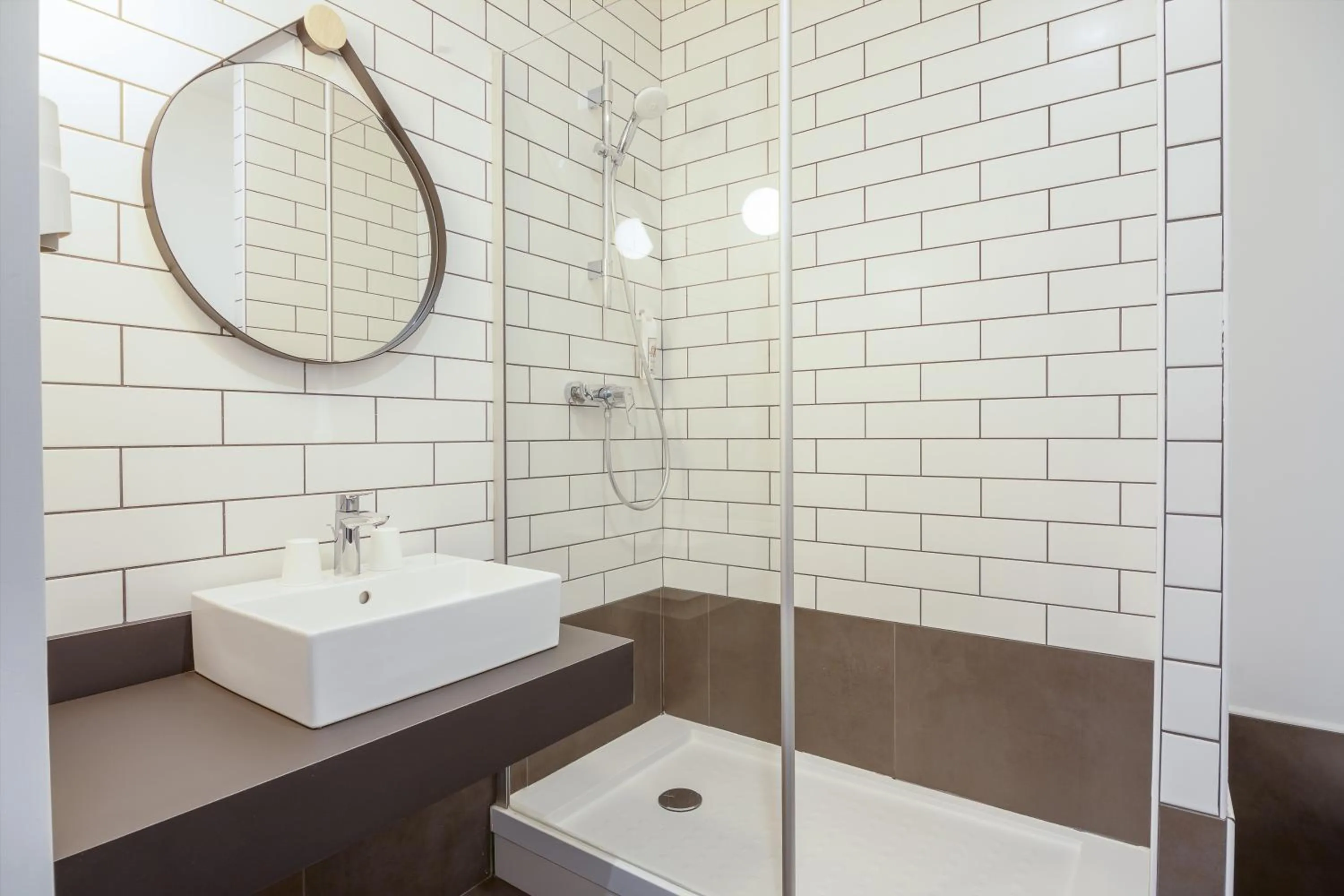 Shower in ibis Dijon Sud