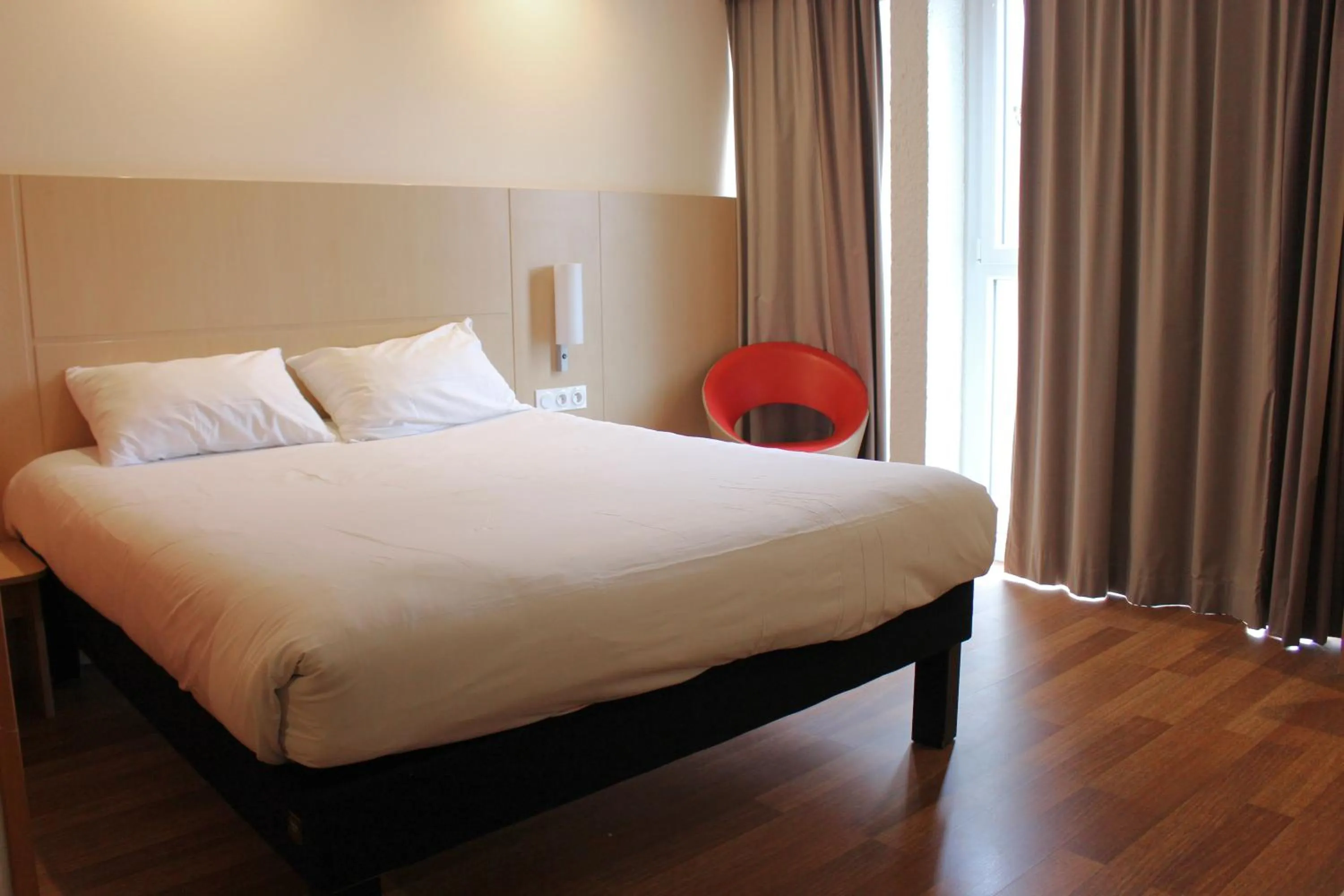 Bedroom, Bed in ibis Dijon Sud
