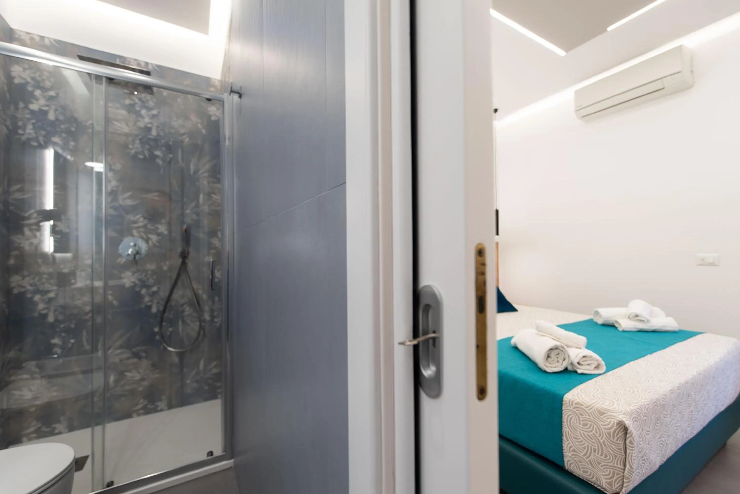 Shower, Bed in Affittacamere Aloe