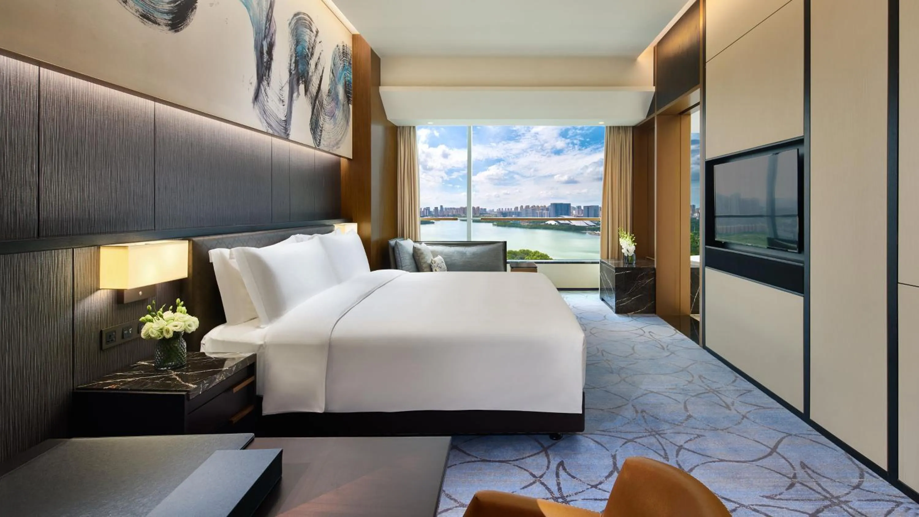 Photo of the whole room, Bed in InterContinental Hefei by IHG