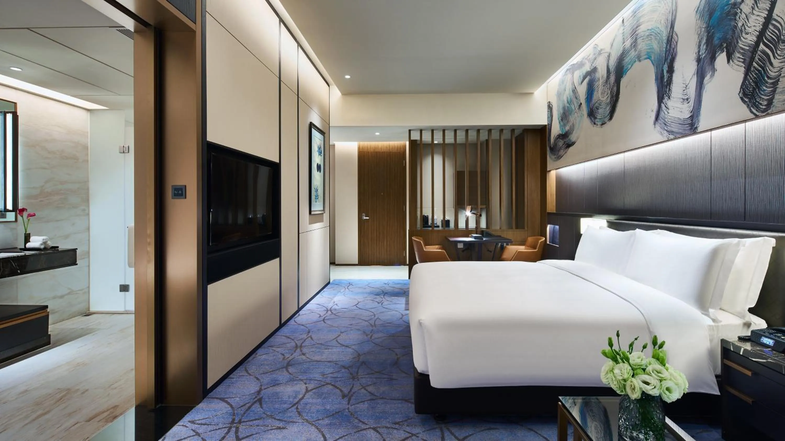Photo of the whole room, Bed in InterContinental Hefei by IHG