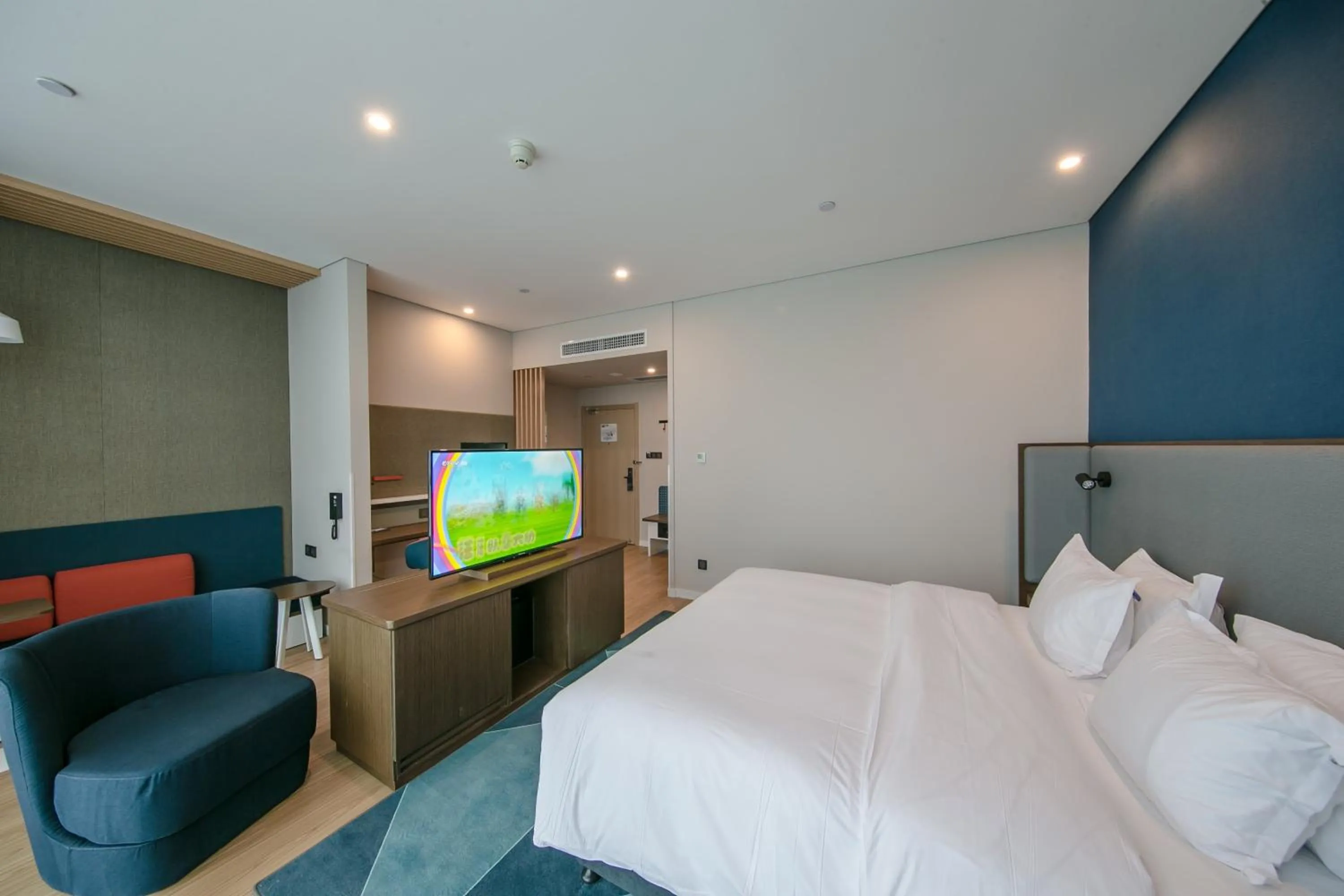 Photo of the whole room, Bed in Holiday Inn Express Hefei High Tech by IHG