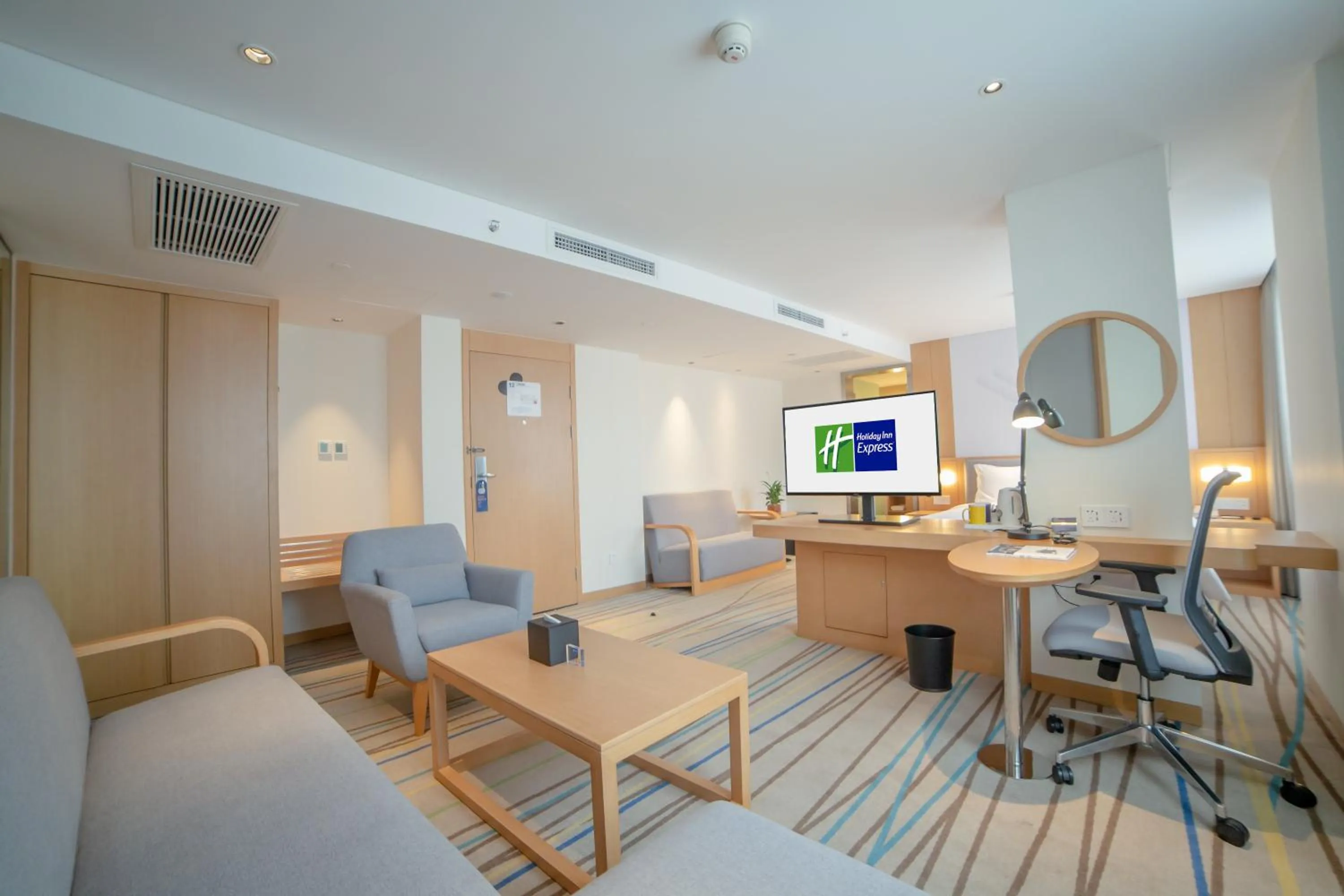 Photo of the whole room in Holiday Inn Express - Ya'an City Center by IHG