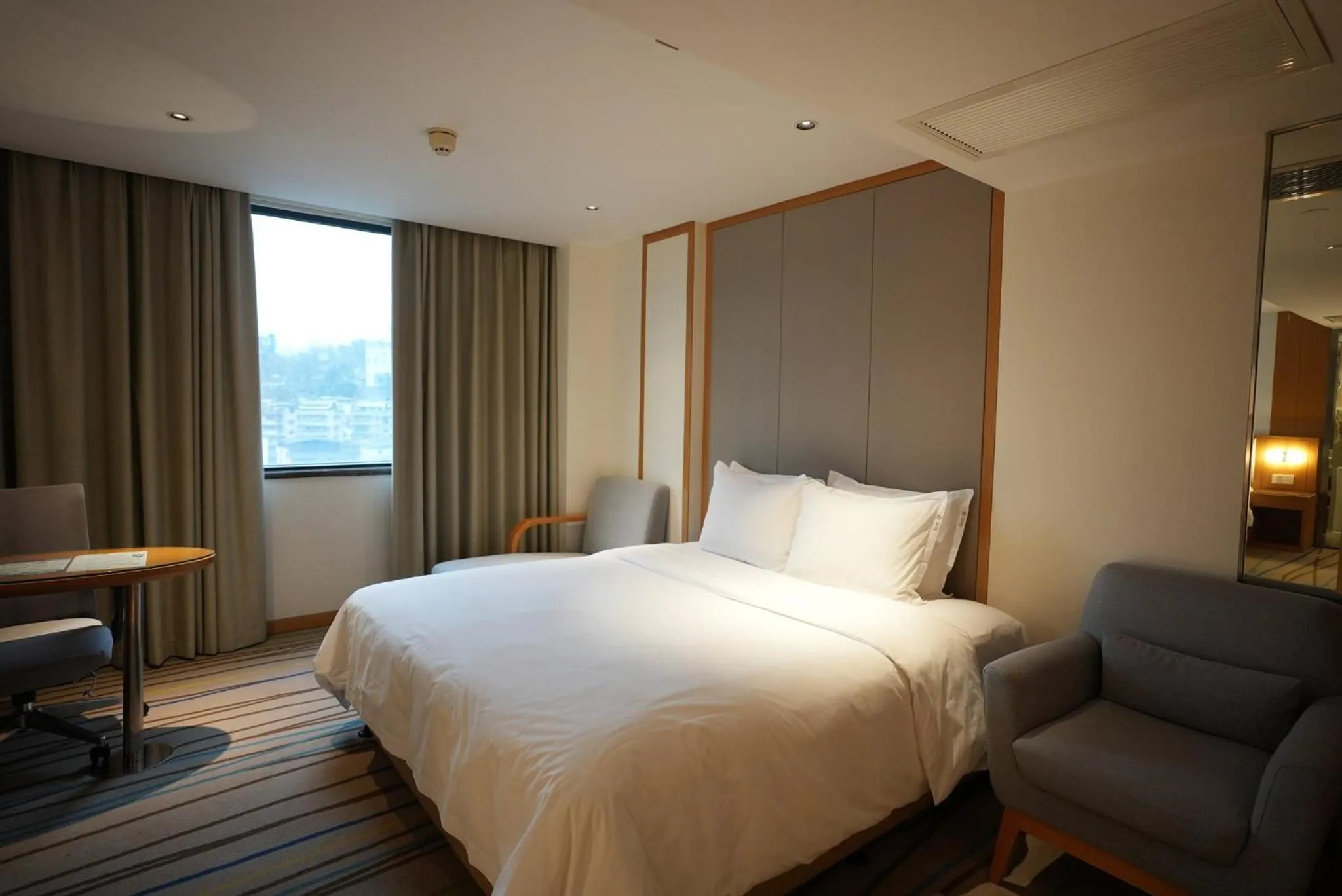 Photo of the whole room, Bed in Holiday Inn Express - Ya'an City Center by IHG