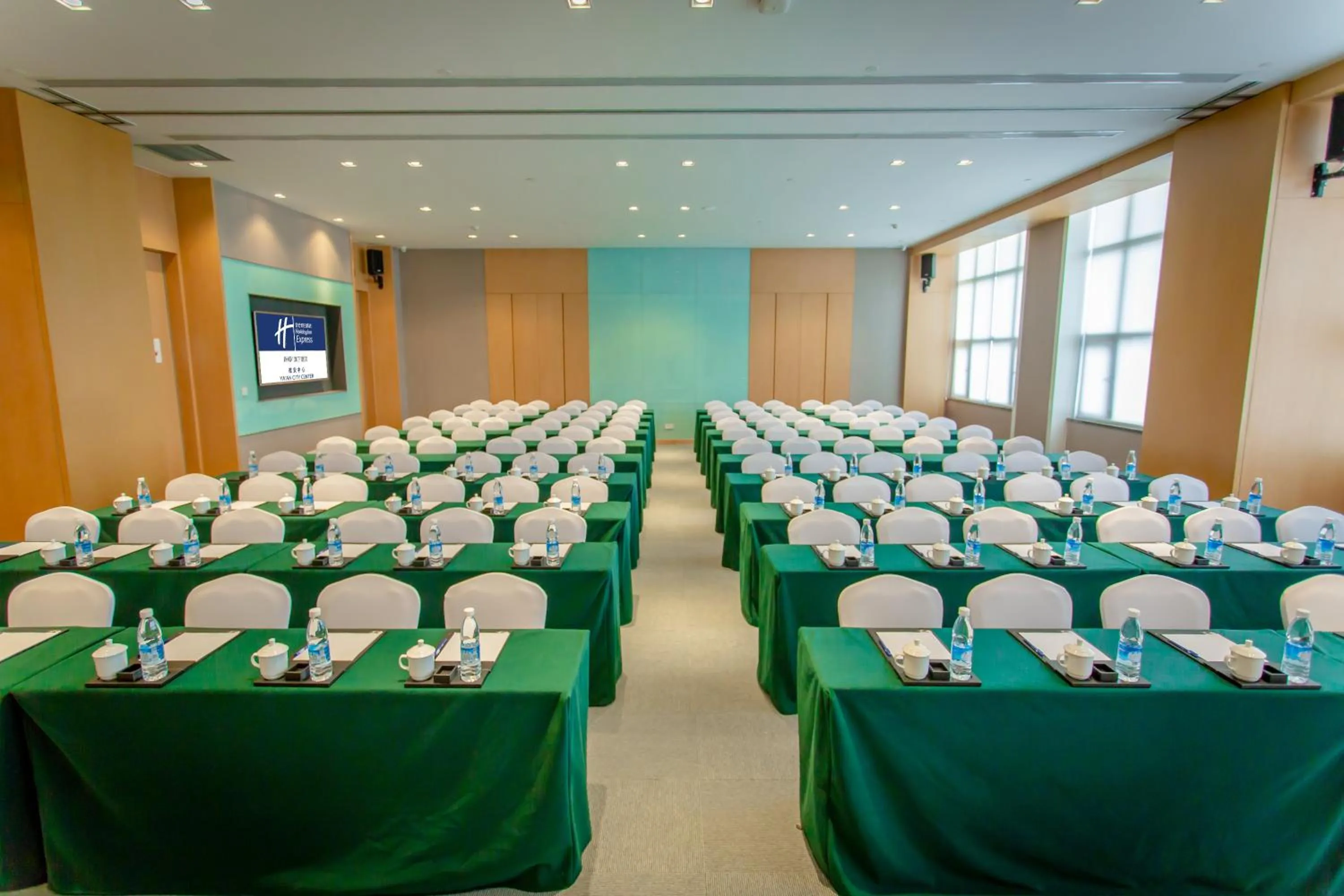 Meeting/conference room in Holiday Inn Express - Ya'an City Center by IHG