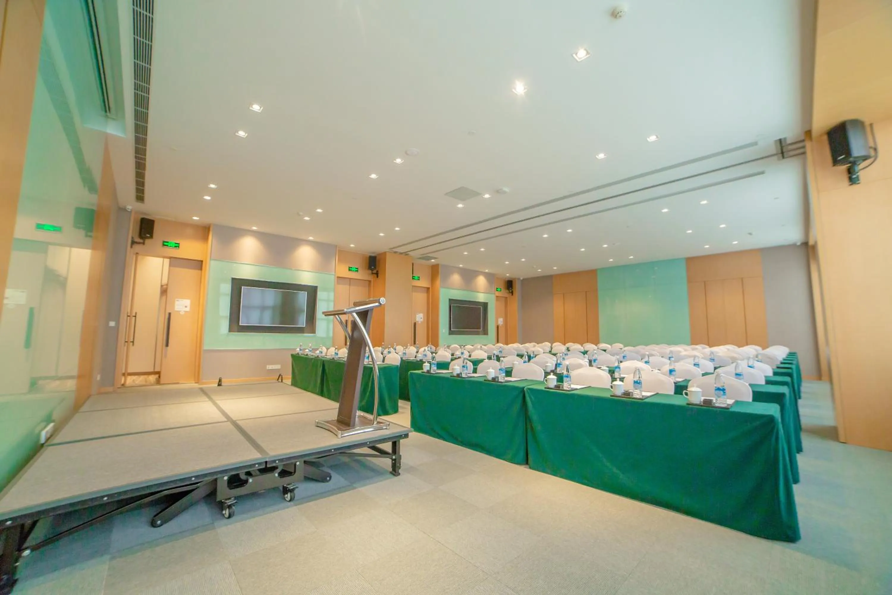 Meeting/conference room in Holiday Inn Express - Ya'an City Center by IHG