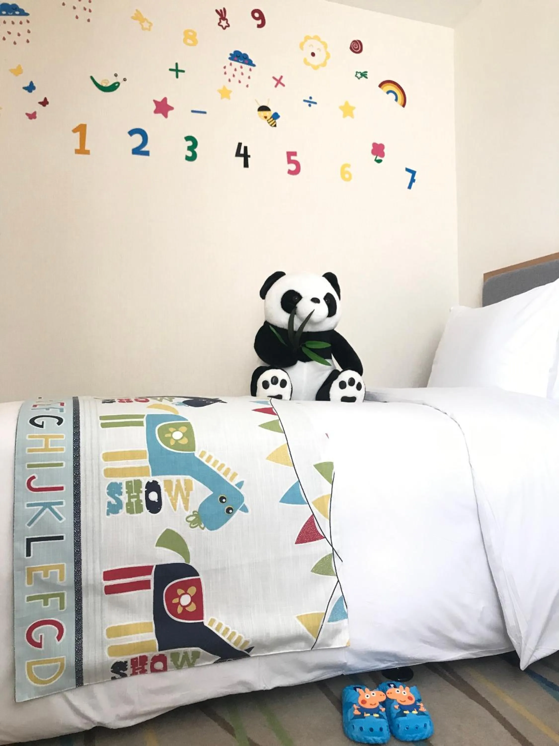 Photo of the whole room, Bed in Holiday Inn Express - Ya'an City Center by IHG