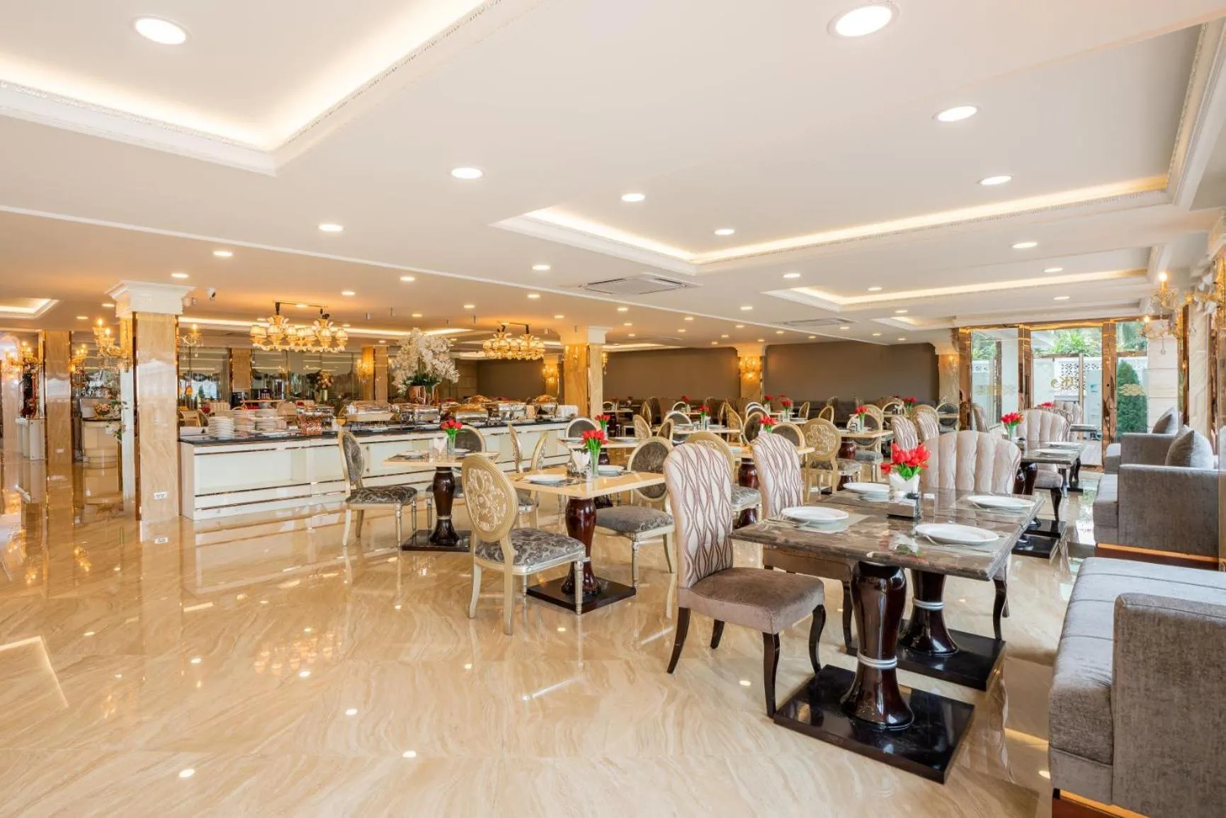 Dining area in LK Emerald Beach - SHA Extra Plus