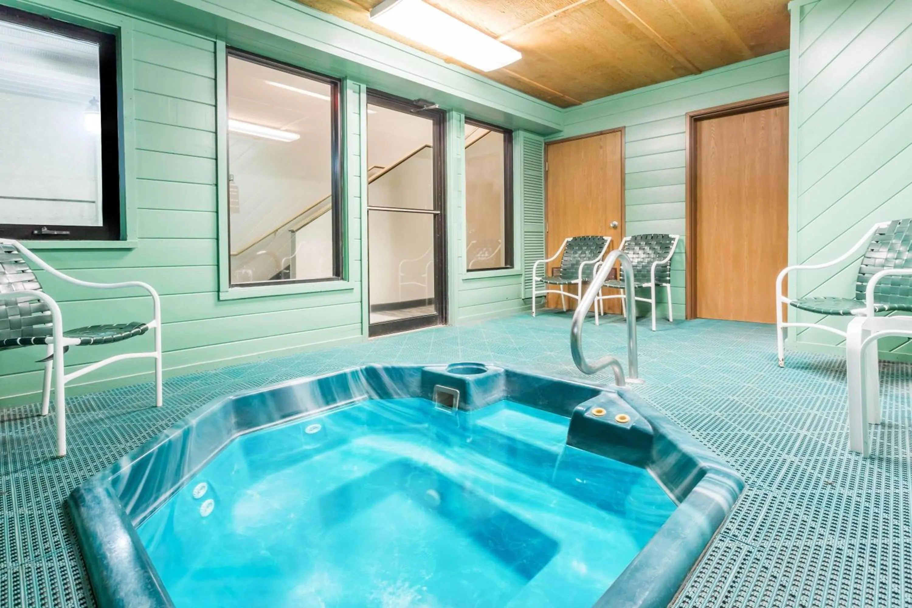 Hot Tub in Super 8 by Wyndham Lexington