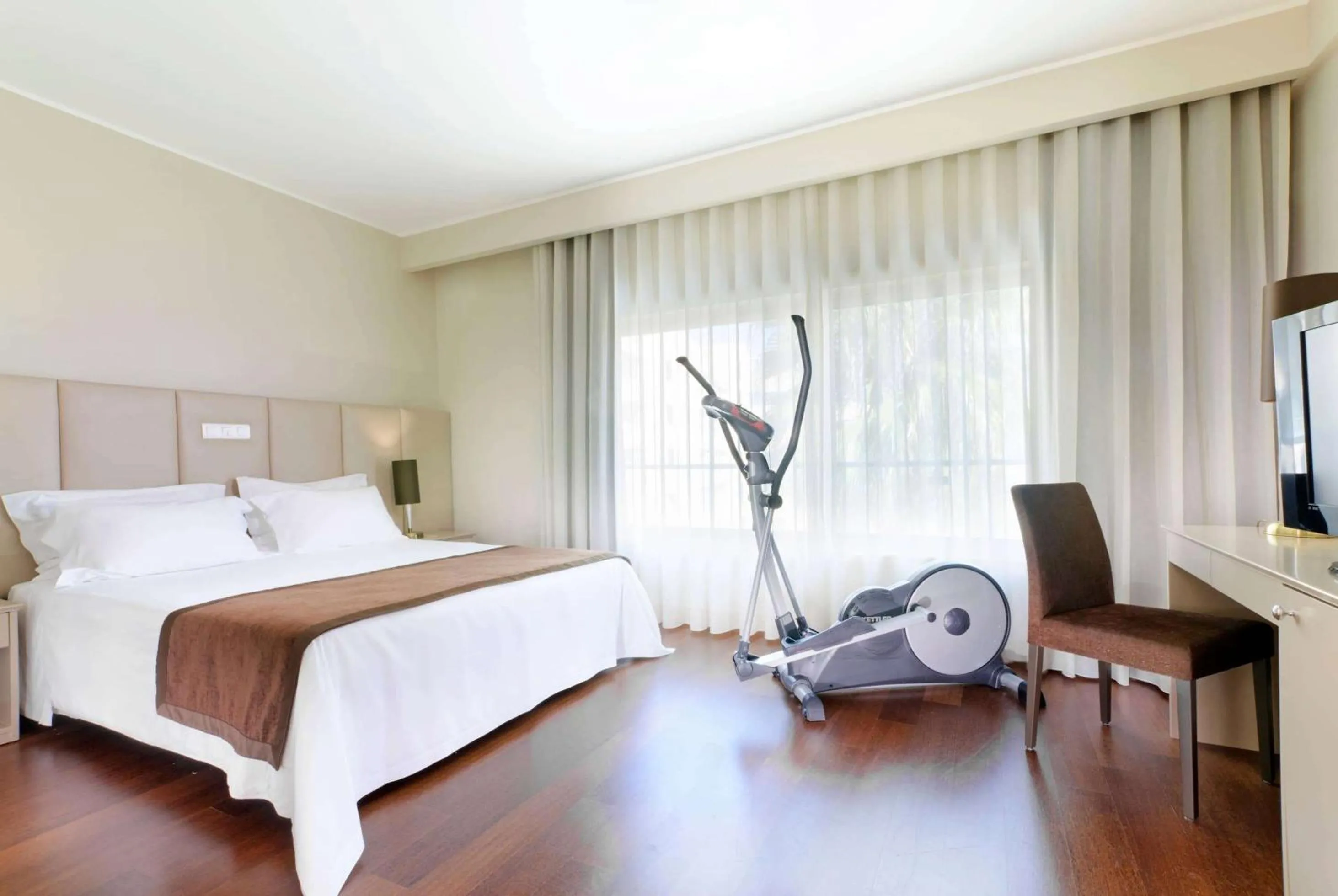 Photo of the whole room, Bed in TRYP by Wyndham Porto Expo Hotel