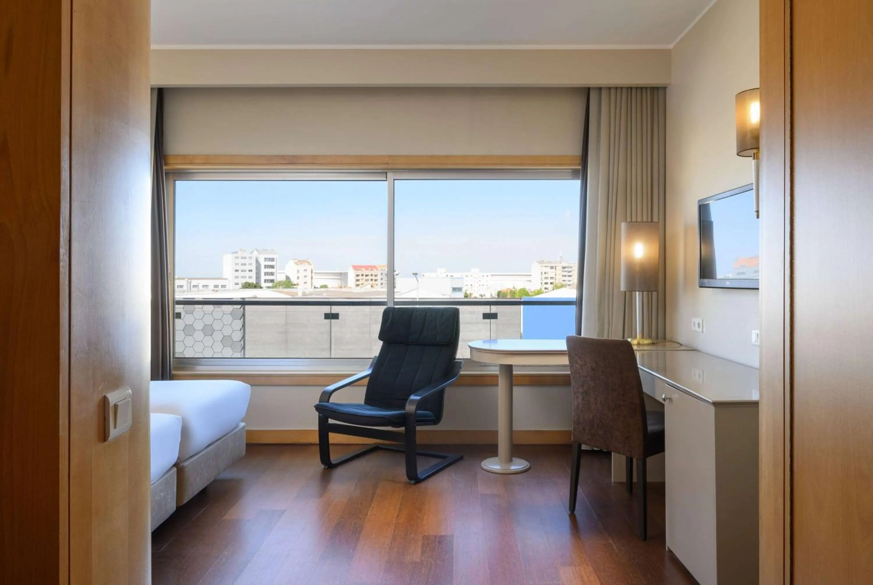 Photo of the whole room, Bed in TRYP by Wyndham Porto Expo Hotel