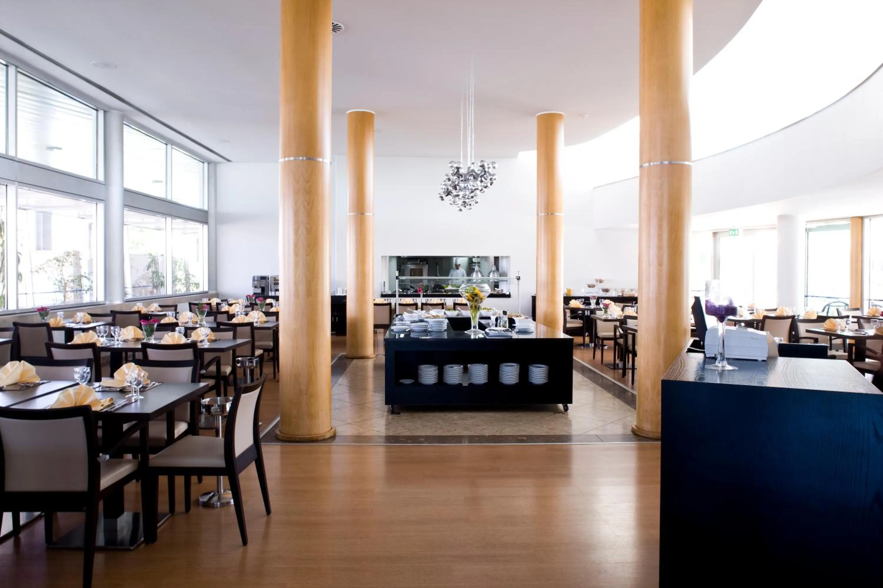 Restaurant/places to eat in TRYP by Wyndham Porto Expo Hotel