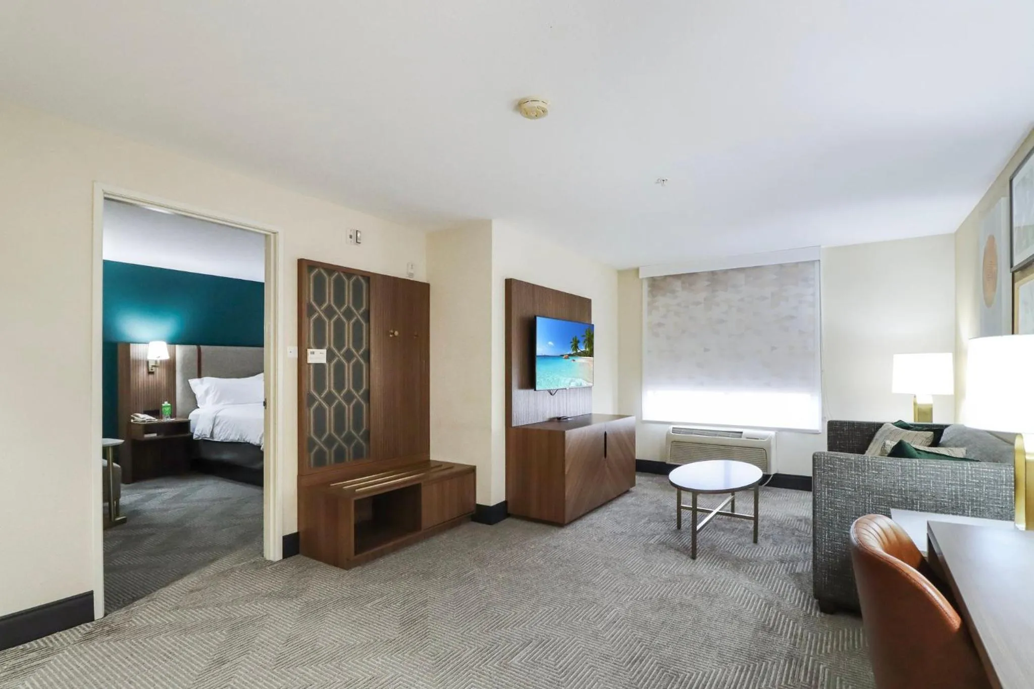 Photo of the whole room, Bed in Holiday Inn Quincy by IHG