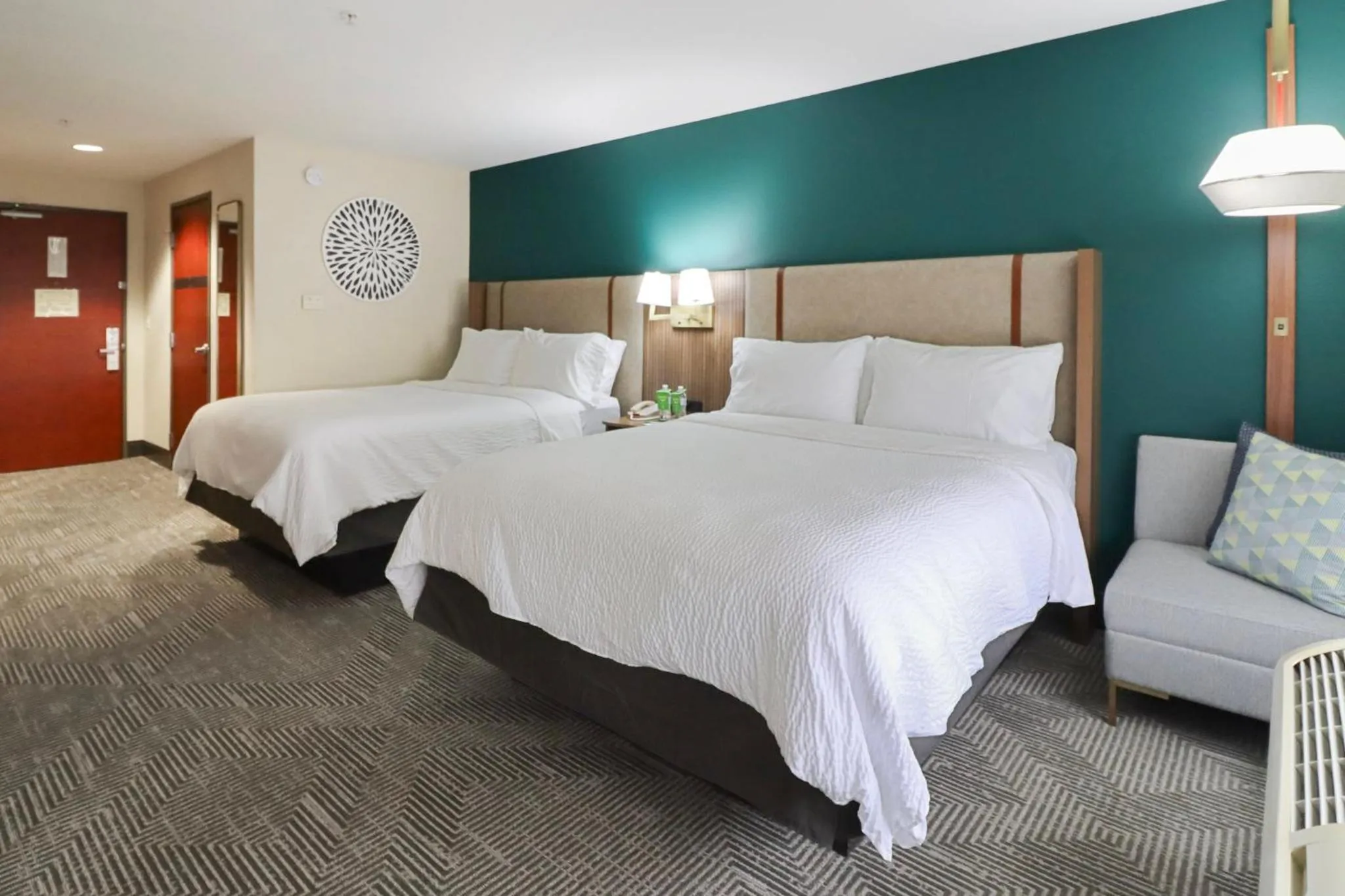Photo of the whole room, Bed in Holiday Inn Quincy by IHG