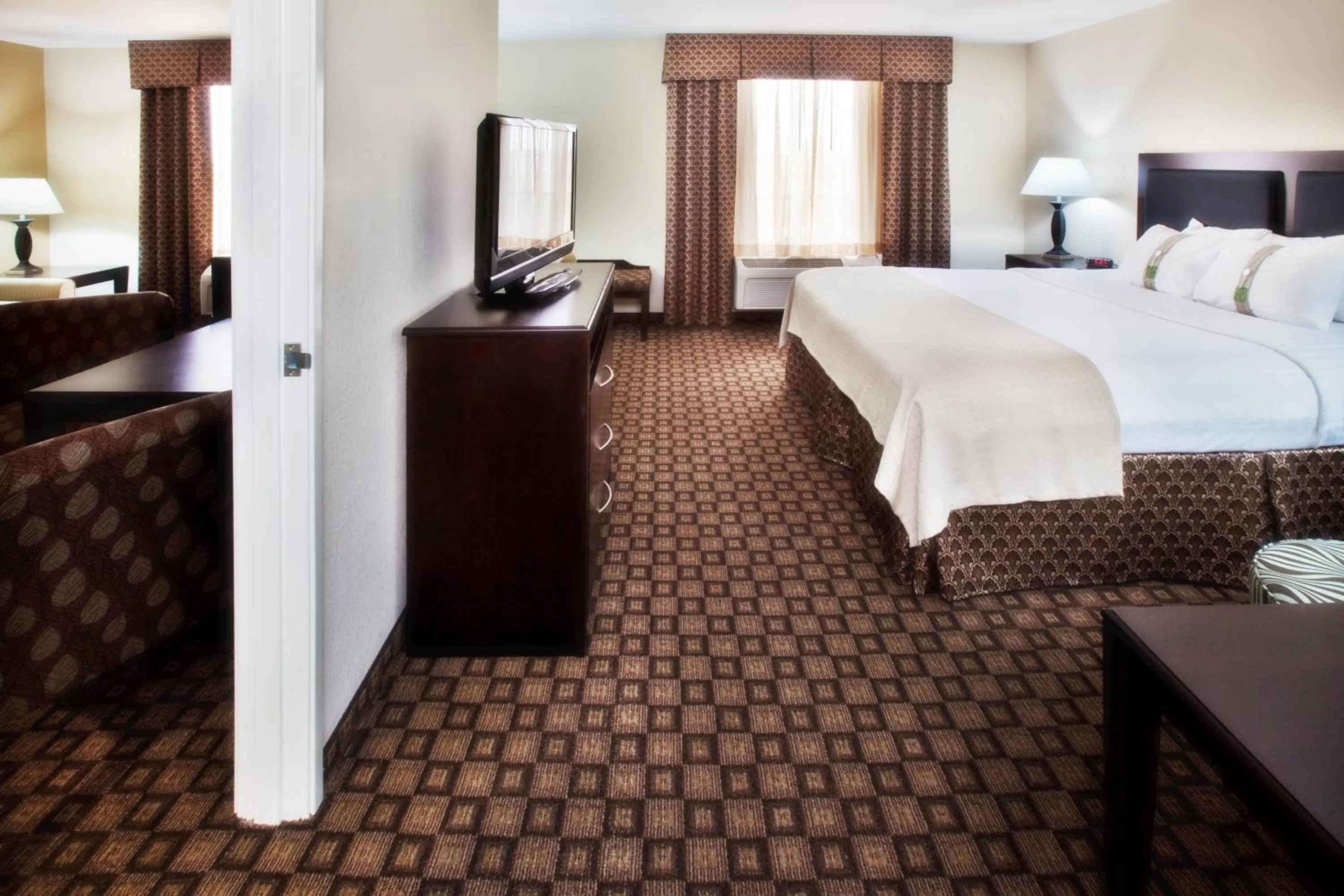 Photo of the whole room, Bed in Holiday Inn Quincy by IHG