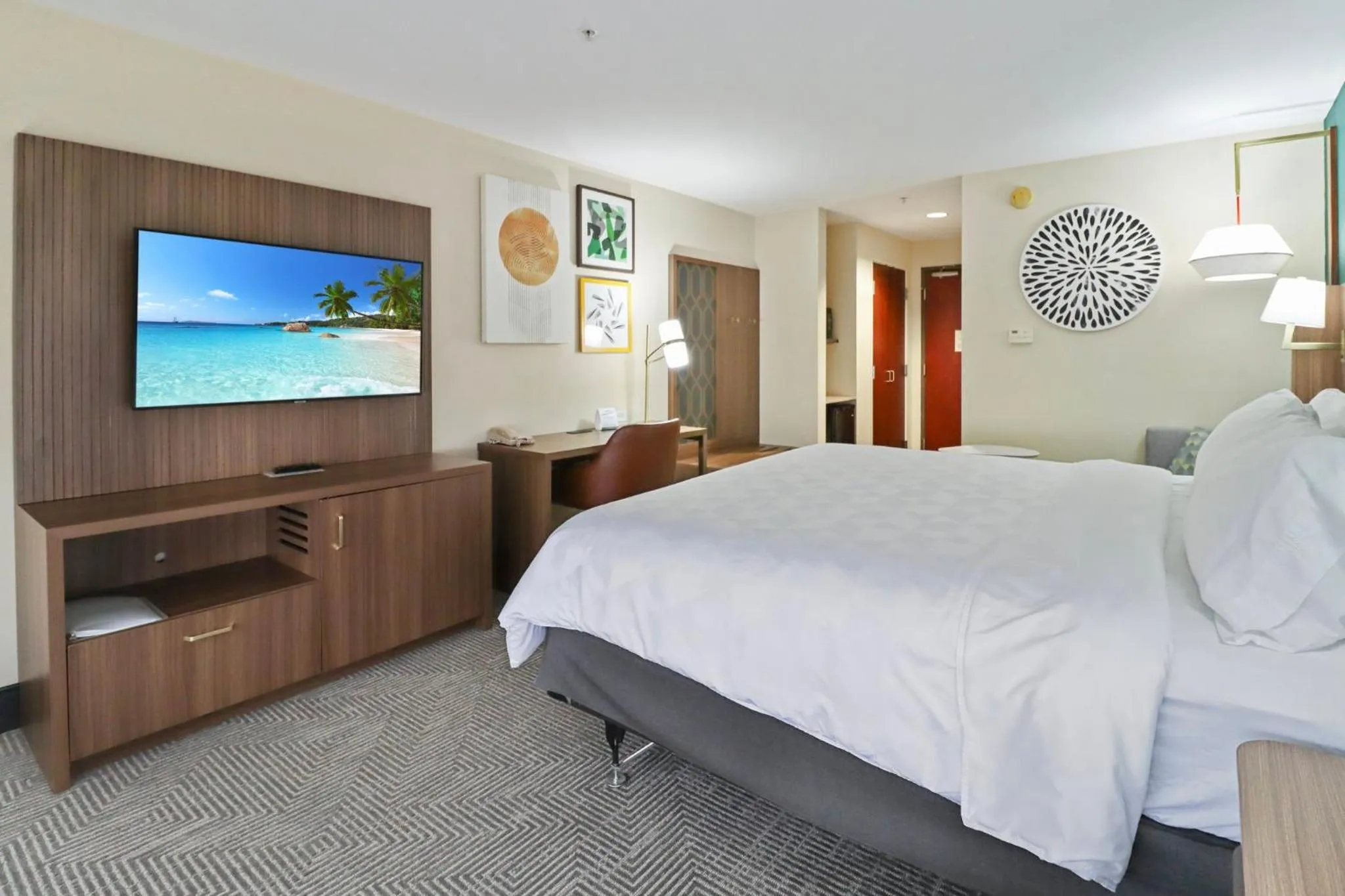 Photo of the whole room, Bed in Holiday Inn Quincy by IHG