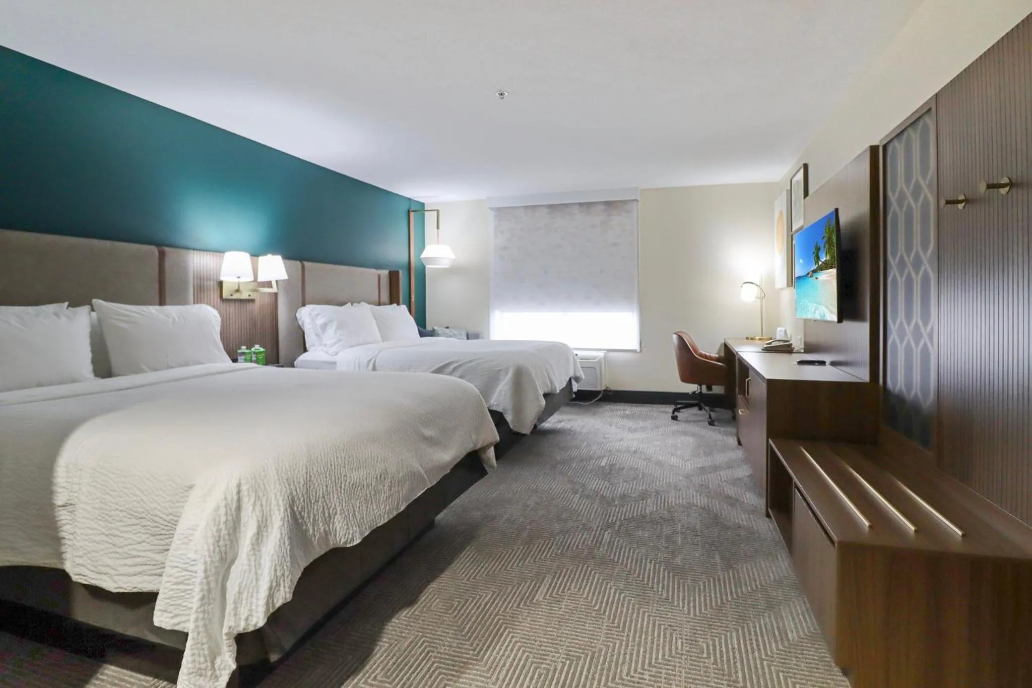 Photo of the whole room, Bed in Holiday Inn Quincy by IHG