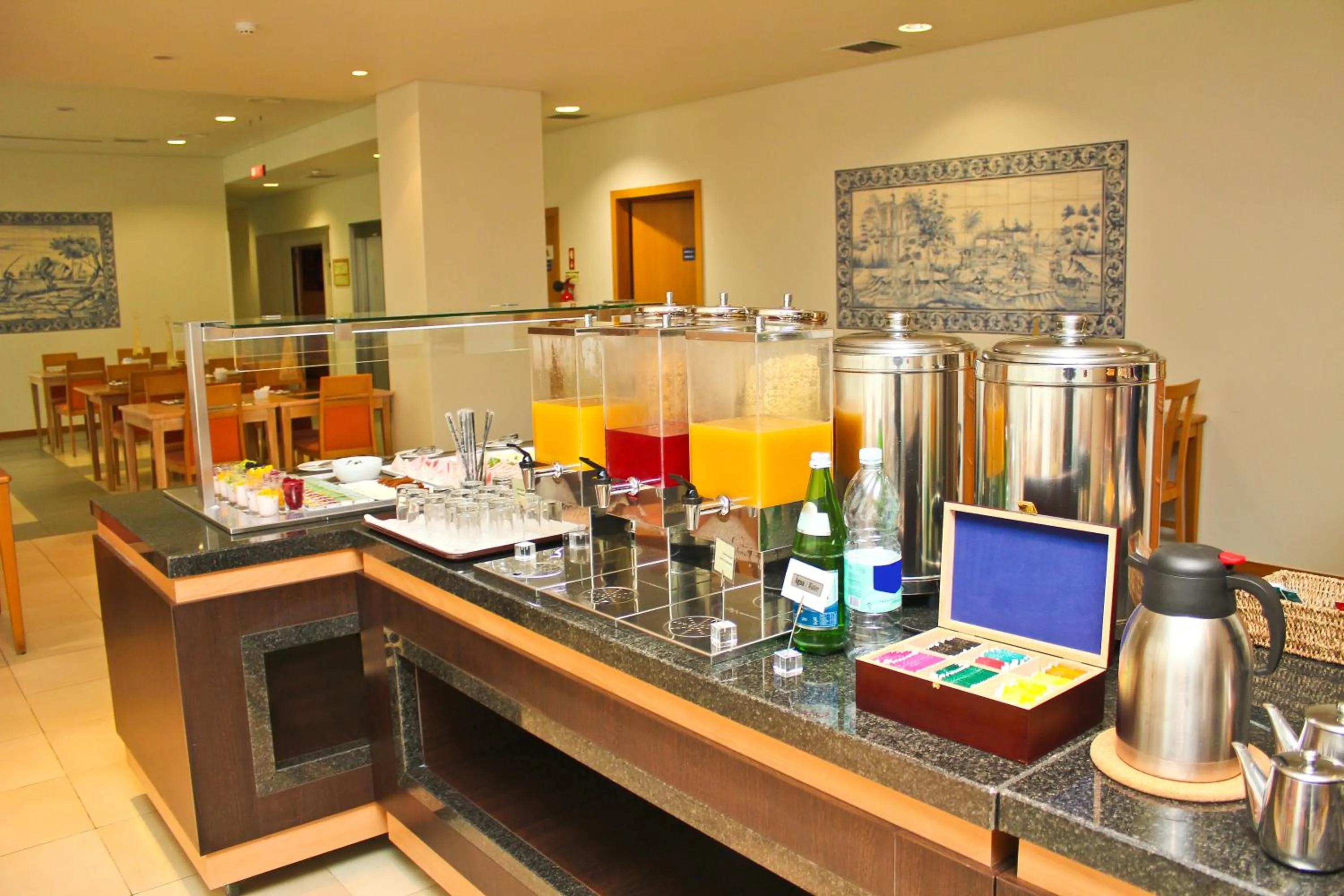 Restaurant/places to eat in TRYP by Wyndham Porto Centro Hotel