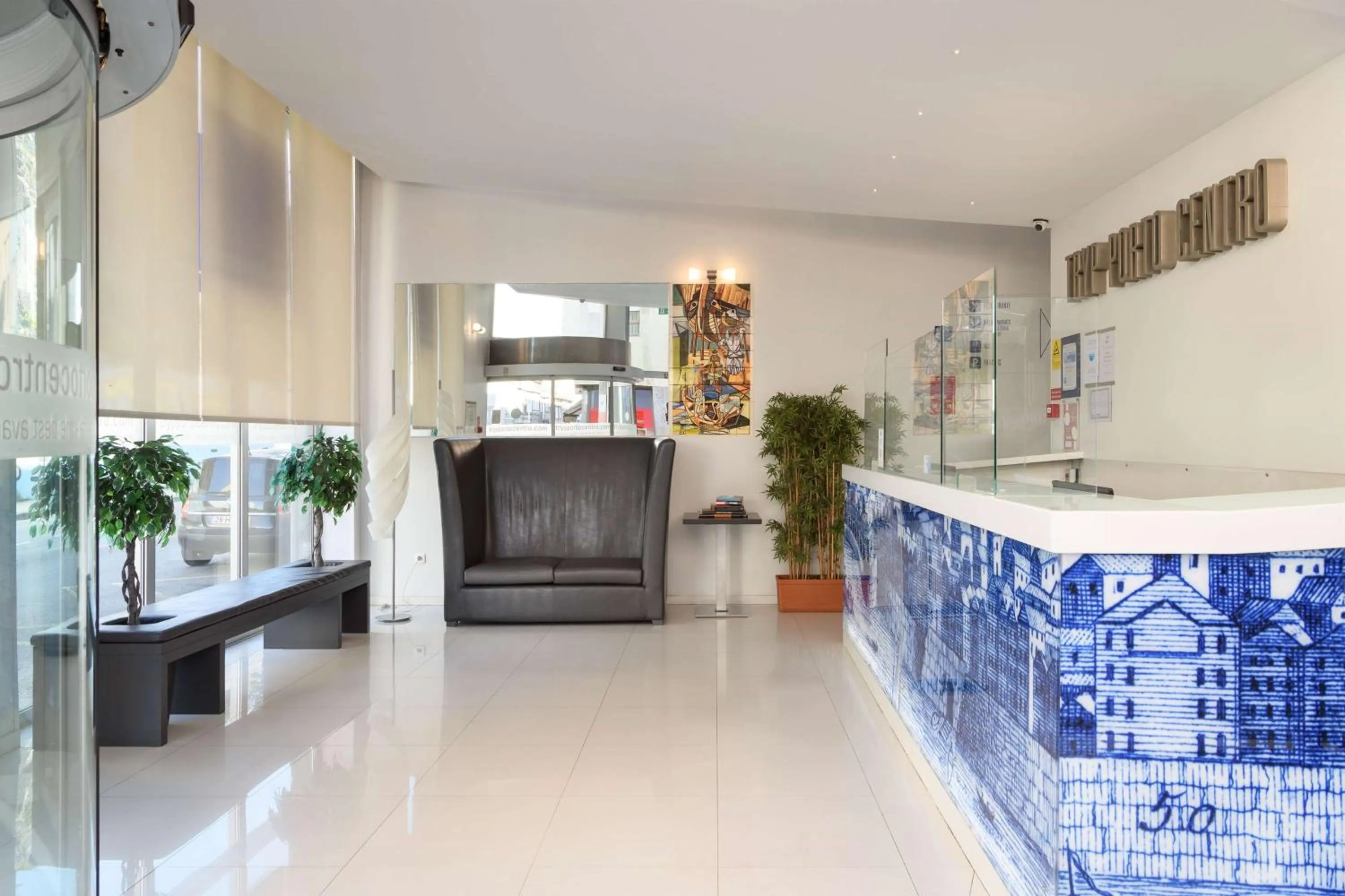 Lobby or reception in TRYP by Wyndham Porto Centro Hotel