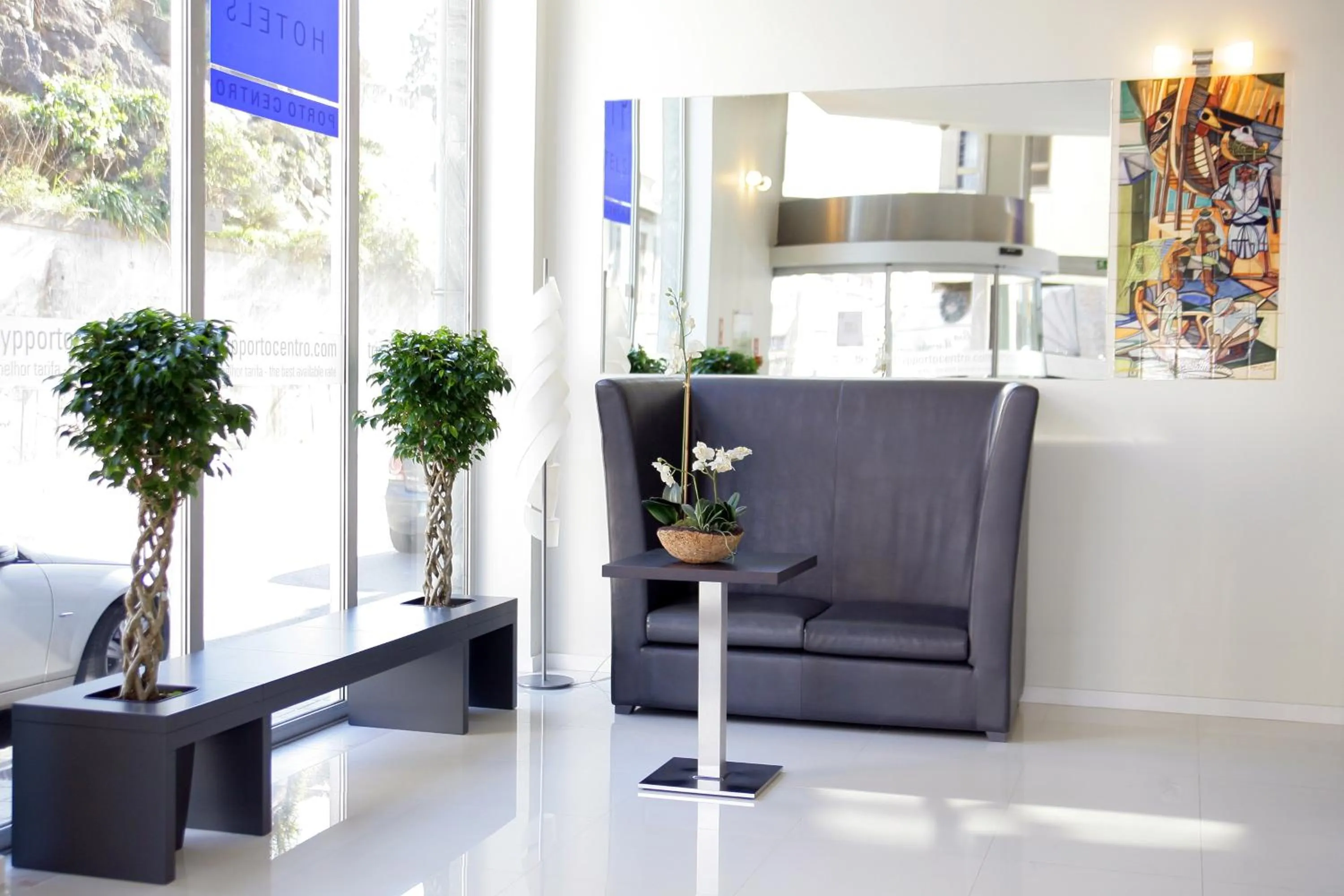 Lobby or reception in TRYP by Wyndham Porto Centro Hotel