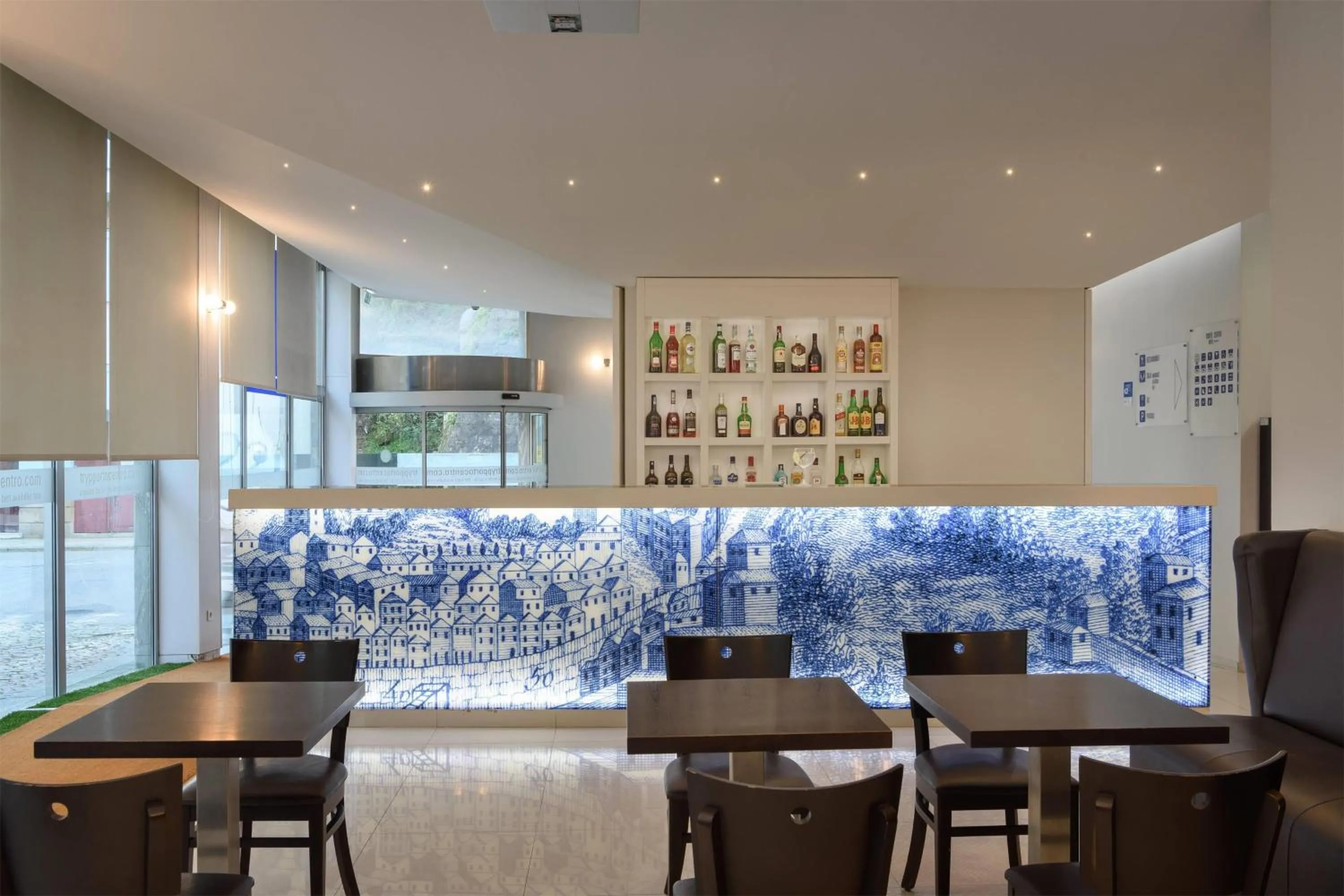 Lobby or reception in TRYP by Wyndham Porto Centro Hotel