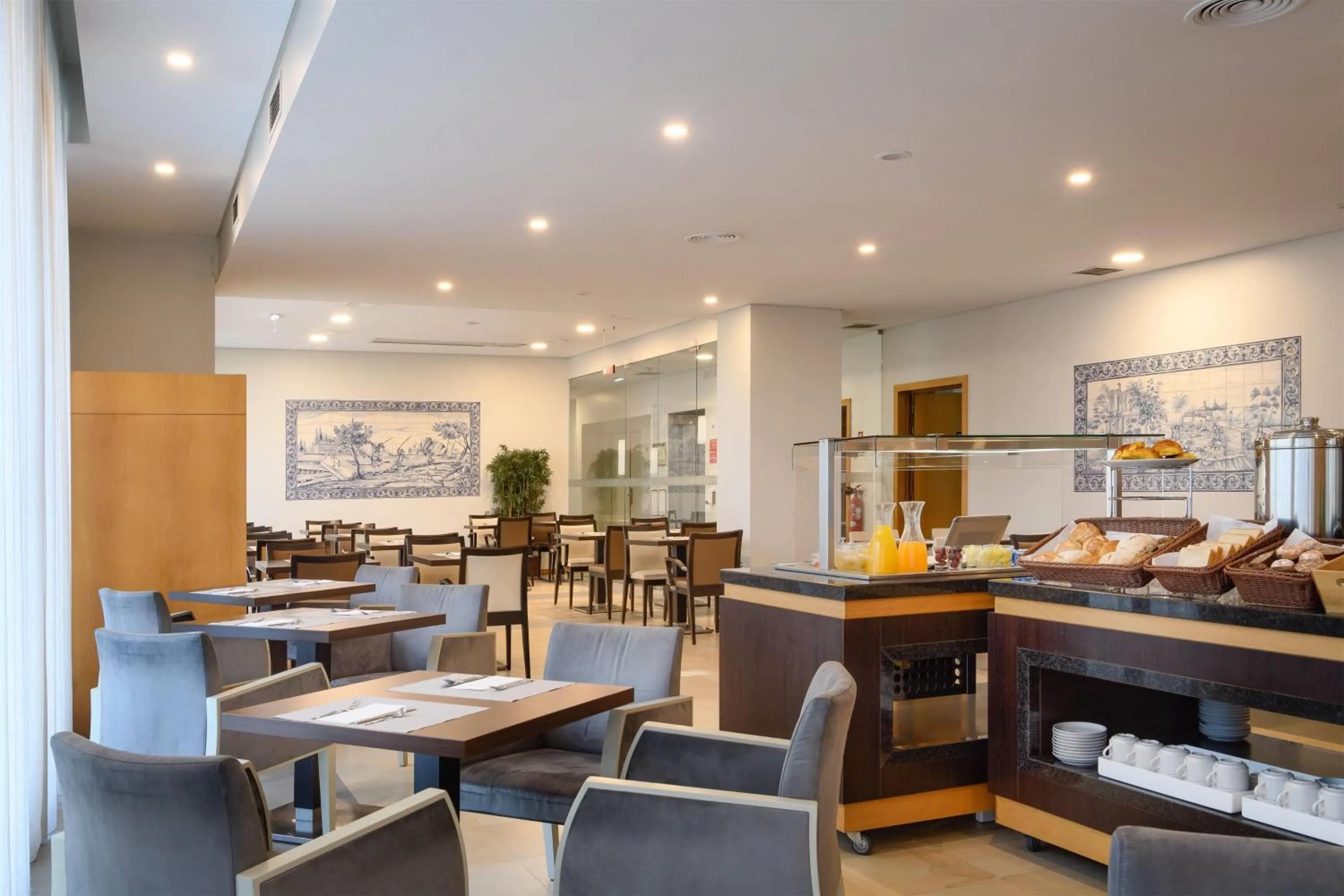 Restaurant/places to eat in TRYP by Wyndham Porto Centro Hotel