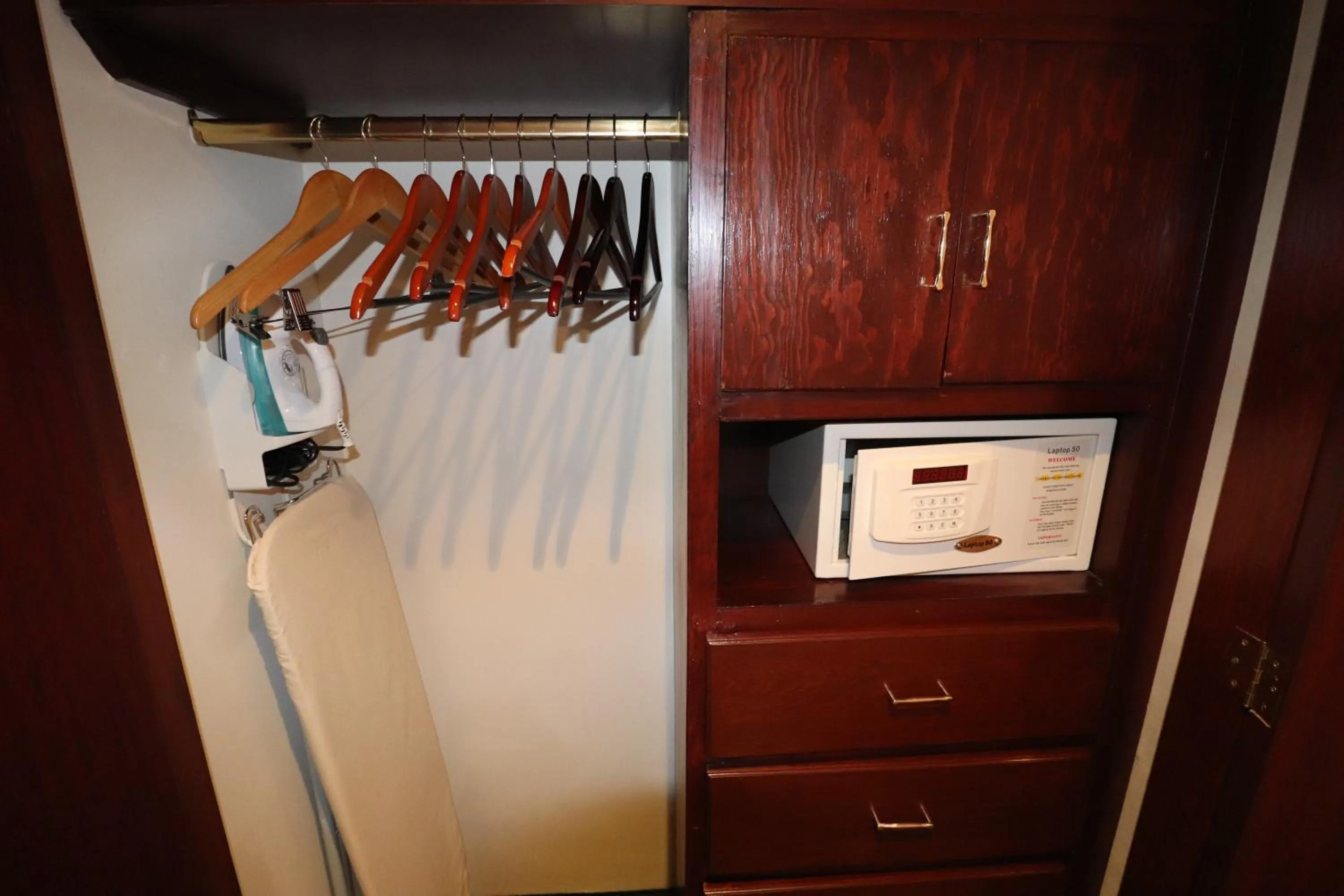 wardrobe in Best Western Toluca