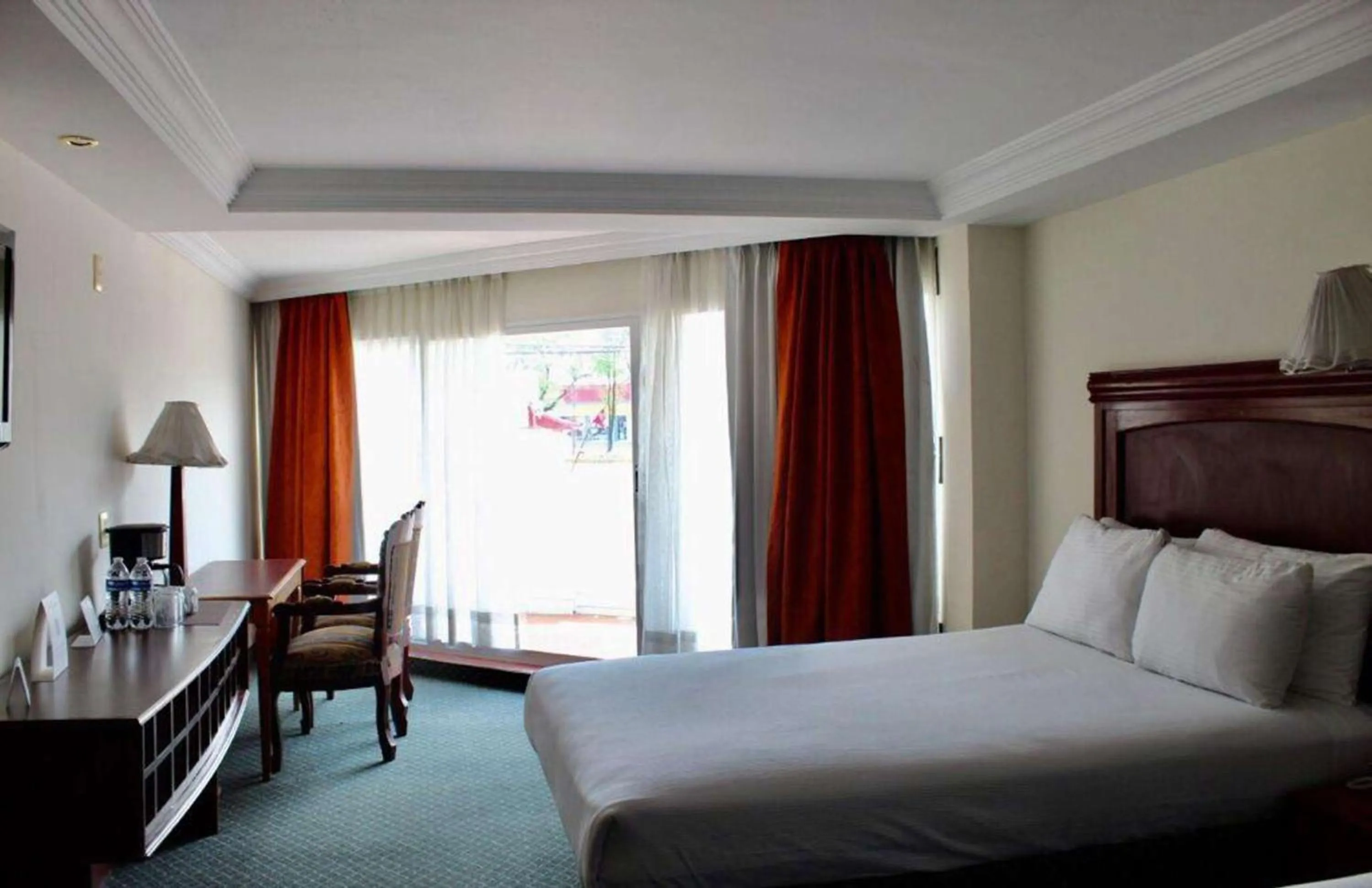 Photo of the whole room, Bed in Best Western Toluca
