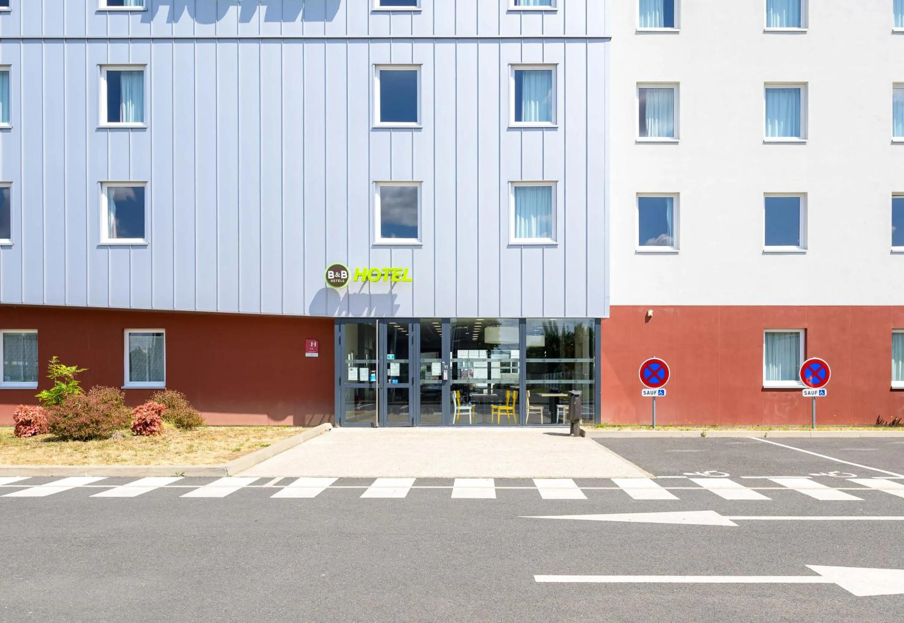 Facade/entrance in B&B HOTEL Meaux